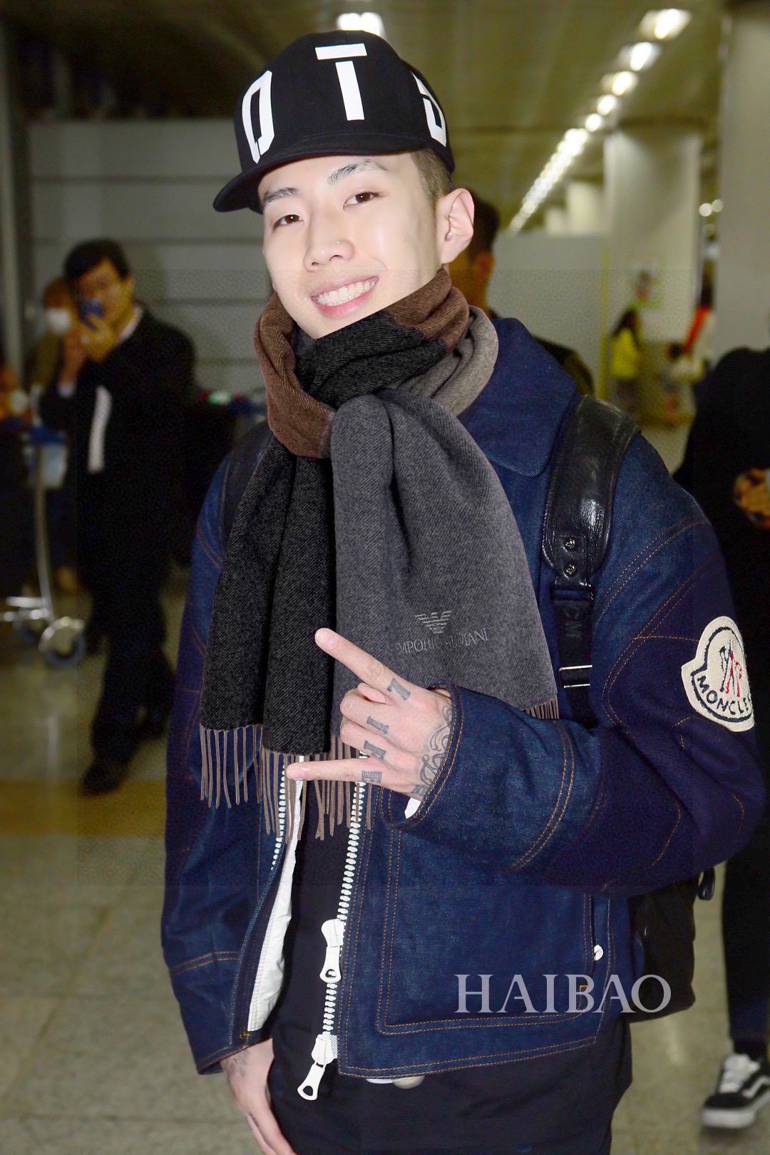 NO:182578,.Amani overseas counter plaid cashmere scarf~Shockedly, domestic counters have not been put on the shelves. They are very good from style to fabrics. Classic cashmere splicing patterns, rare cashmere scarfs for men and women. If you like it, start quickly (⊙o⊙) Specifications 30*180cm high-version scarf, high-version scarf, armani19860909.阿玛尼海外专柜格子羊绒围巾～惊爆上架国内专柜都没上架,从款式到面料都很赞,经典的羊绒拼接图案,难得少见的羊绒男女士围巾,喜欢就速度下手(⊙o⊙)哦规格30*180cm高版本围巾,高版本围巾,armani,scarf