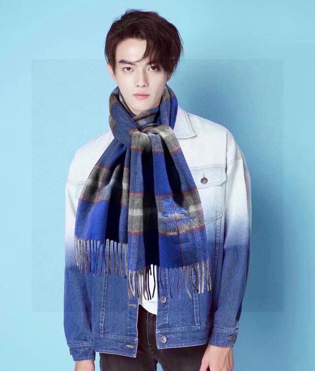 NO:182582,Burberry Bur cashmere plaid is so beautiful that it looks crazy, it's so stylish and charming!  !  !  Very gentle and fashionable autumn and winter items!  I really like it, very Classical men's design. There are few things for men and exquisite things!  !  Cashmere, the feel is really amazing!  !  Both positive and negative use, the upper body effect is really good no matter how you surround it!  !  This style is really bought with your eyes closed, and it is easy to control at any age!  High-version scarf, high-version scarf, burberry, burberry, christian louboutin19860909巴宝莉Bur羊绒格子好看的要疯掉了,太有型太有魅力了！！！非常斯文时尚的秋冬单品！真的很喜欢,非常Classical的男款设计.男人的东西少而精！！羊绒,手感真的绝了！！正反两用,上身效果真的随便怎么围都好看！！这种款式真的闭着眼买,任何年龄层都轻松驾驭！高版本围巾,高版本围巾,burberry,burberry,christian louboutin,scarf