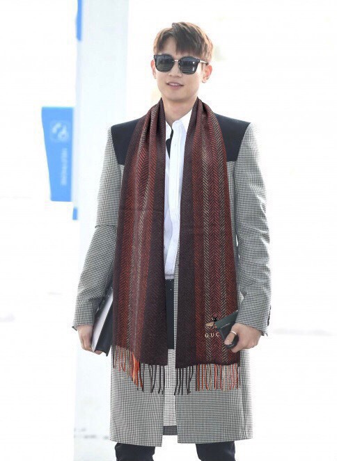 NO:182591,Gucci Little Bee Paris Fashion Show cashmere scarf!  Use fine cashmere on the Mongolian Plateau!  The touch is full of delicate fluff!  This price is absolutely 100% affordable!  Exquisite embroidery craftsmanship!  It’s good to keep your own gifts!  Absolutely good product!  Size 30*180 high-version scarf, high-version scarf, gucci19860909古奇（Gucci）小蜜蜂巴黎时装展羊绒围巾！采用蒙古高原细羊绒！手感满满地都是细腻的绒毛！这个价格绝对百分之百的实惠！精湛绝伦的刺绣工艺！送礼自留都不错！绝对好货！尺寸30*180高版本围巾,高版本围巾,gucci,scarf