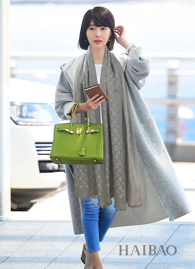 NO:182596,LV Louis Vuitton's top-quality hard goods are excellent [Tear] The best quality of the counter can be pk, classic and substantial. Monogram is one that everyone has seen. But you may not have seen a top-end woman's wardrobe that must not be missing, but you must not use cheap goods on the market to criticize yourself. Since you choose a donkey brand, you must choose something with soul, seductive high-density font is extremely clear, luxurious and textured 90*200cm 70 cashmere 30 silk, tassel trim and Louis Vuitton logo weaving perfect details. High-version scarf, high-version scarf, louis vuitton, louis vuitton, louis vuitton, louis vuitton, real silk19860909LV路易威登极品硬货品质极好极好的[流泪]可以pk专柜的最极品的品质经典大幅 Monogram 是个人都见过的一款 可是你未必见过最高端的女人的衣柜里面绝对不能少的一件单品,但是你千万别拿市场上廉价的货色来磕碜自己既然选择驴牌,你就一定选择有灵魂的东西精工高密度字体无比清晰 奢华有质感90*200cm 70羊绒30真丝 流苏饰边和路易威登标识织纹完善细节.高版本围巾,高版本围巾,louis vuitton,louis vuitton,louis vuitton,real silk,scarf