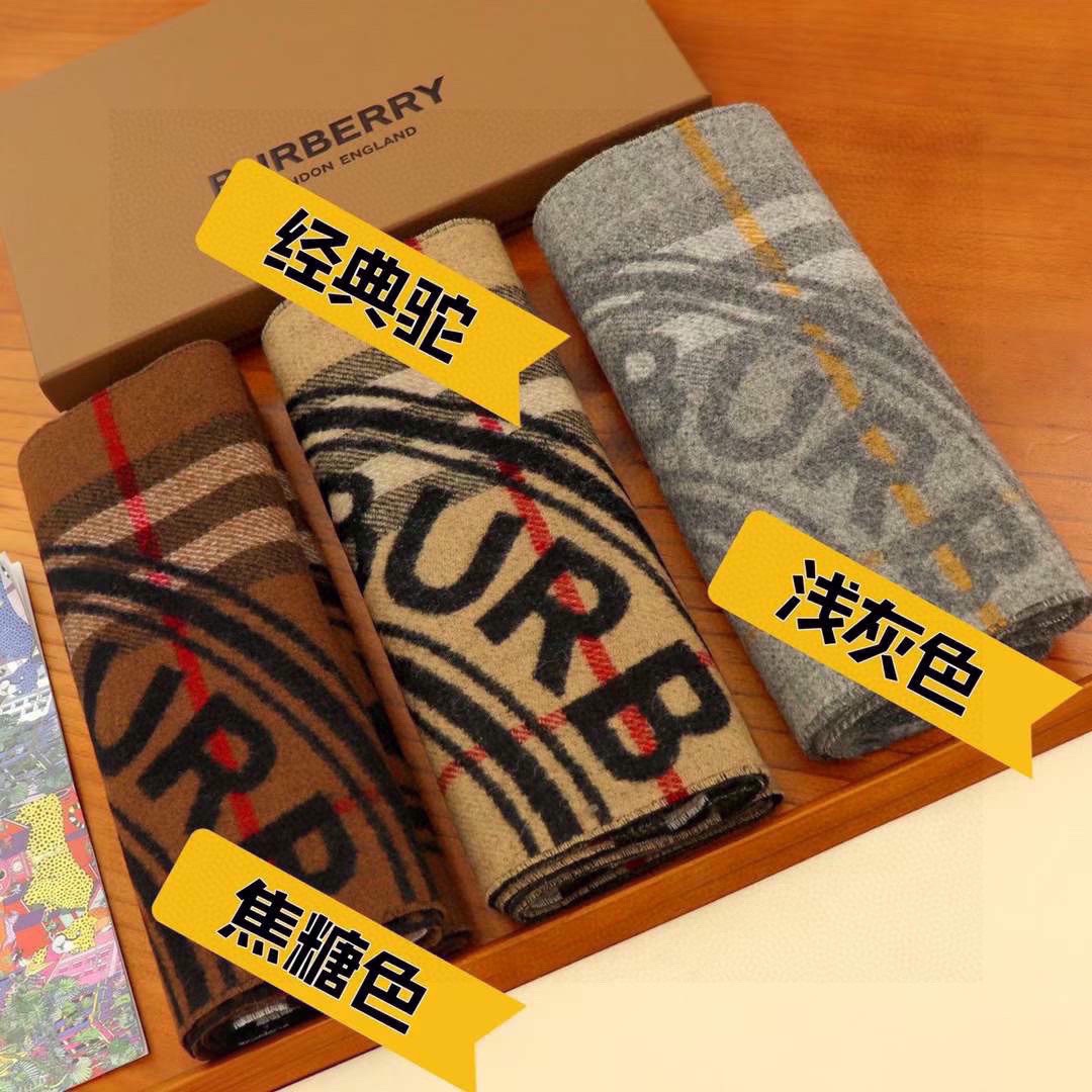 NO:182955,Burberry's latest montage jacquard plaid cashmere scarf. This plaid really looks good every year. It has a very watery head, super soft and skin-friendly, thin but very warm. There is also the scarf pattern. Only the customer-supplied fabric can reach this level. If you feel good, you don't want it. This pattern is really amazing. Super clear three colors are so beautiful that they are casual and fashionable. The posture around the body is detached and beautiful. Now the circumference is really just right for 30*180cm. Three colors. High-version scarf, high-version scarf, burberry19860909巴宝莉最新蒙太奇提花格子羊绒围巾,这样的格子真的每年看都觉得好看羊绒的面料,非常有水头,超级柔软亲肤,薄薄的但非常保暖.还有围巾的纹路,只有客供面料才能达到这样的水准,手感好的不要不要的,这个纹路真的是绝了,超级清晰三个配色简直都美到心坎里随性时髦,围在身上的姿态,超脱而美好现在围真的真的刚刚好规格30*180cm.三个色.高版本围巾,高版本围巾,burberry,scarf