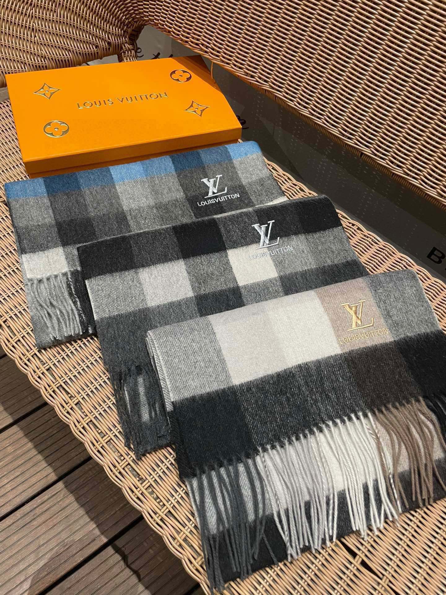 NO:184035,The new Louis Vuitton LV cashmere square plaid looks so beautiful that it is so stylish and charming!  !  !  Very gentle and fashionable autumn and winter items!  I really like it, very Classical men's design. There are few things for men and exquisite things!  !  Cashmere, the feel is really amazing!  !  Both positive and negative use, the upper body effect is really good no matter how you surround it!  !  This style is really bought with your eyes closed, and it is easy to control at any age!  Size 35*180 high-version scarf, high-version scarf, christian louboutin, louis vuitton, louis vuitton19860909新款路易威登LV羊绒方格子好看的要疯掉了太有型太有魅力了！！！非常斯文时尚的秋冬单品！真的很喜欢,非常Classical的男款设计.男人的东西少而精！！羊绒,手感真的绝了！！正反两用,上身效果真的随便怎么围都好看！！这种款式真的闭着眼买,任何年龄层都轻松驾驭！尺寸35*180高版本围巾,高版本围巾,christian louboutin,louis vuitton,louis vuitton,scarf