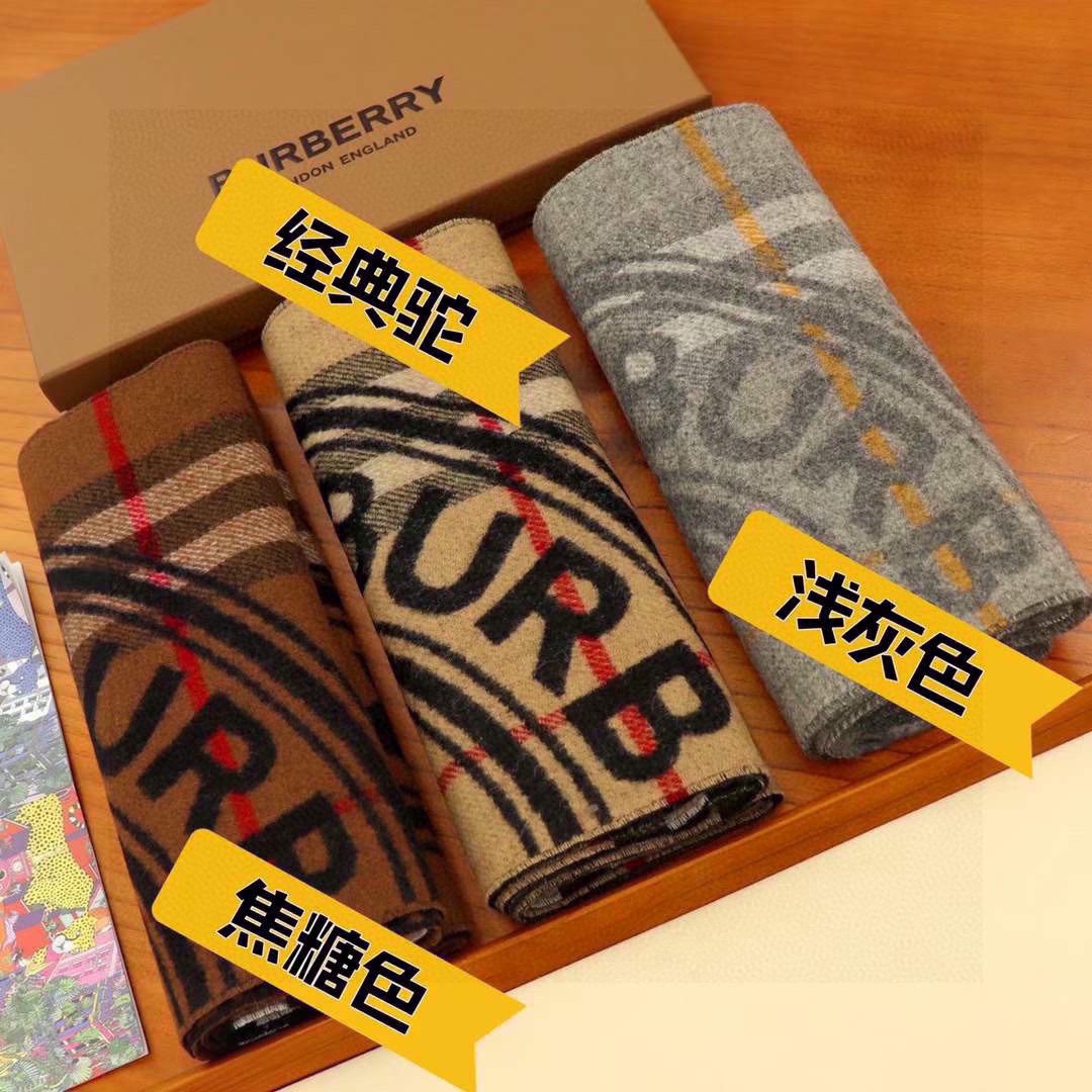 NO:184048,Burberry's latest montage jacquard plaid cashmere scarf. This plaid really looks good every year. It has a very watery head, super soft and skin-friendly, thin but very warm. There is also the scarf pattern. Only the customer-supplied fabric can reach this level. If you feel good, you don't want it. This pattern is really amazing. Super clear three colors are so beautiful that they are casual and fashionable. The posture around the body is detached and beautiful. Now the circumference is really just right for 30*180cm. Three colors. High-version scarf, high-version scarf, burberry19860909巴宝莉最新蒙太奇提花格子羊绒围巾,这样的格子真的每年看都觉得好看羊绒的面料,非常有水头,超级柔软亲肤,薄薄的但非常保暖.还有围巾的纹路,只有客供面料才能达到这样的水准,手感好的不要不要的,这个纹路真的是绝了,超级清晰三个配色简直都美到心坎里随性时髦,围在身上的姿态,超脱而美好现在围真的真的刚刚好规格30*180cm.三个色.高版本围巾,高版本围巾,burberry,scarf