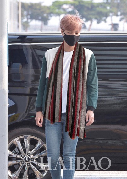 NO:184012,Ferragamo Men [Original Single] High-end New Product [Vertical Stripe] Imported silk wool fabric High-end Products are absolutely screaming Quality Fashion Brand Top Design Models.. If you get it, you will understand that the processing of top craftsmanship is the screaming highlight of this style.. It is really a rare product..91 wool   9 silk size 42*180 is definitely a high-end high-end scarf with slow hand, high-version scarf, ferragamo19860909菲拉格慕男士【原单】高尖端新品【竖条纹】进口丝羊毛面料高尖端产物绝对令人尖叫的品质时尚大牌的顶尖设计款..拿到手你就会明白顶级工艺的处理是此款令人尖叫的亮点秋冬必备的高端精品..真的是臻品罕见..91羊毛 9丝尺寸42*180绝对是手慢无的高端精品高版本围巾,高版本围巾,ferragamo,scarf