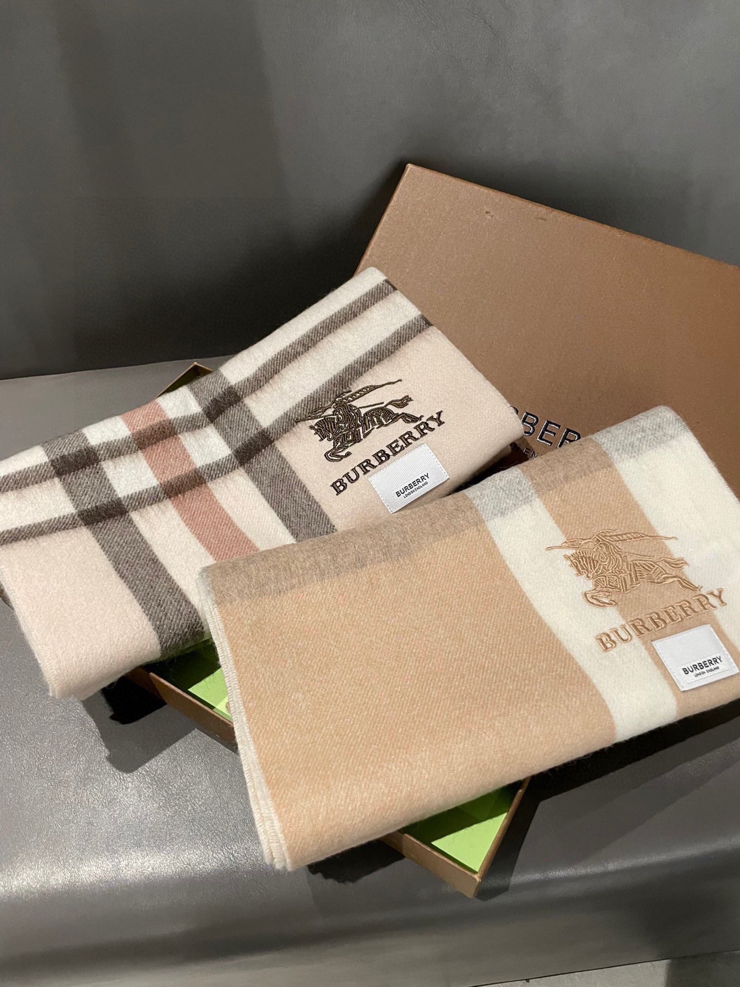 NO:184030,Burberry's high-quality imported cashmere war horse embroidered scarf was launched on the shelves. The latest men and women's couples in overseas counters. Cashmere scarfs are not available in domestic counters. All the best from styles to fabrics. Classic logo patterns. A rare rare cashmere scarf for men and women's scarfs. Just start quickly (⊙o⊙) Specifications 32*180cm Ingredients imported cashmere high-version scarf, high-version scarf, burberry19860909巴宝莉高品质进口羊绒战马刺绣围巾 惊爆上架 海外专柜最新男士女士情侣 羊绒围巾国内专柜都没上架 从款式到面料都很赞 经典的logo图案 难得少见的羊绒男女士围巾喜欢 就速度下手(⊙o⊙)哦 规格32*180cm 成份进口山羊绒高版本围巾,高版本围巾,burberry,scarf