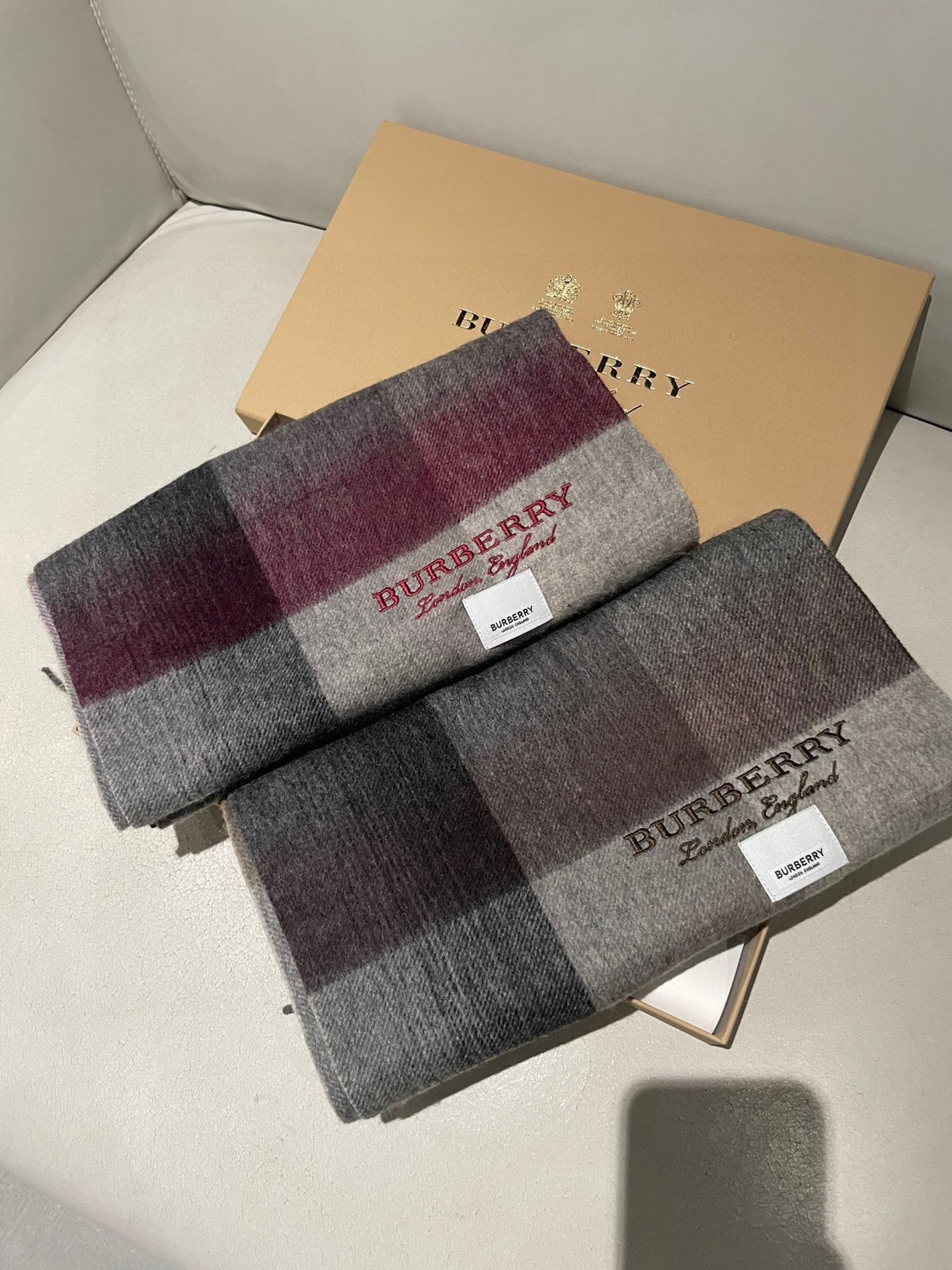 NO:184038,Burberry High-quality imported cashmere letter logo embroidered scarf, which was launched on the shelves. The latest men and women's couples in overseas counters. Cashmere scarfs. Domestic counters are not available on the shelves. From style to fabrics, it is very good. Classic logo patterns. A rare cashmere scarf for men and women's scarfs. Specifications 38*180cm. Ingredients imported cashmere high-version scarf, high-version scarf, burberry19860909巴宝莉 高品质进口羊绒字母logo刺绣围巾 惊爆上架 海外专柜最新男士女士情侣 羊绒围巾 国内专柜都没上架 从款式到面料都很赞 经典的logo图案 难得少见的羊绒男女士围巾喜欢 规格38*180cm 成份进口山羊绒高版本围巾,高版本围巾,burberry,scarf