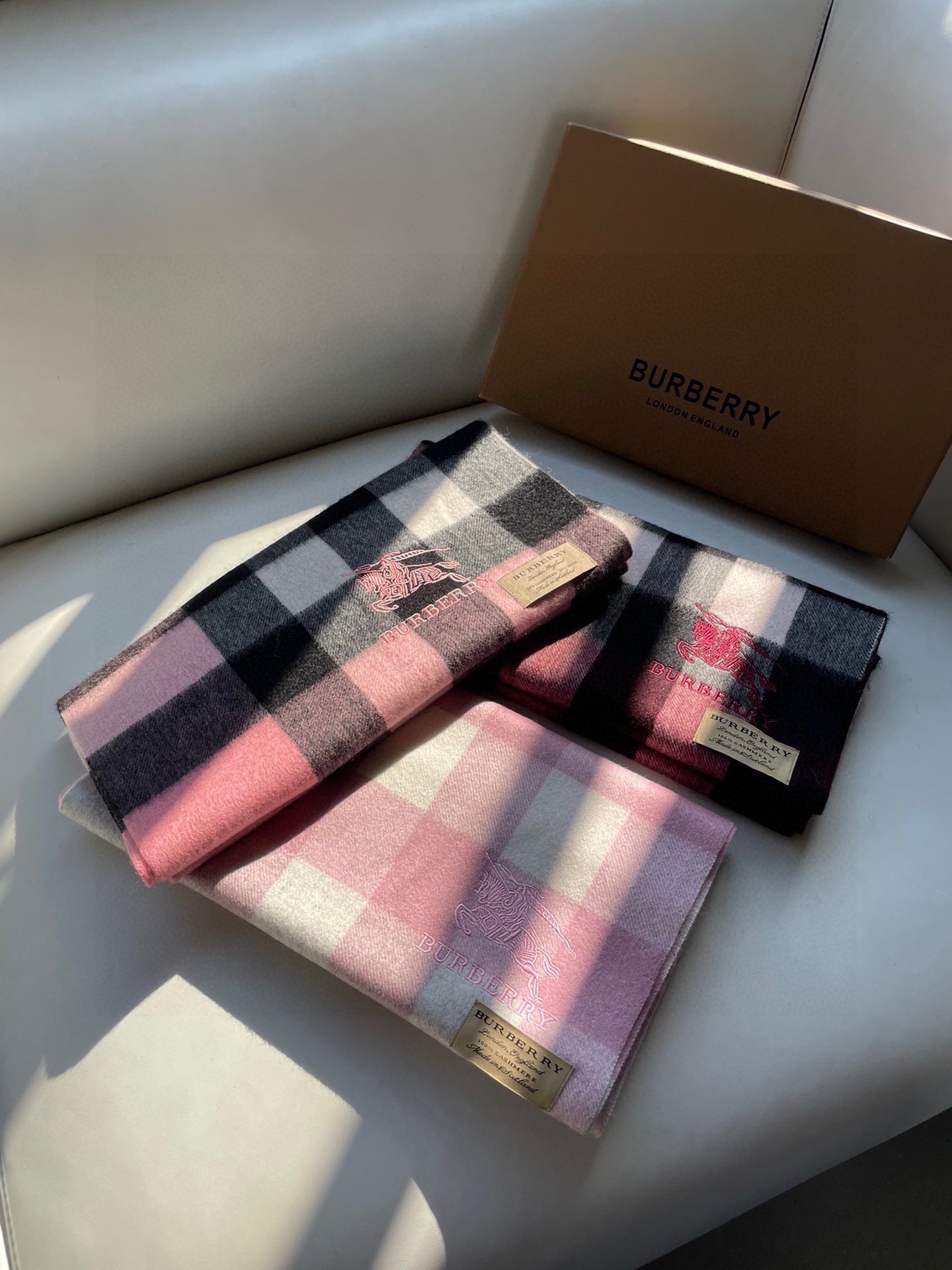 NO:184050,Burberry classic plaid style, never out of time, top lamb wool material is very warm, soft and skin-friendly, without tying the neck, classic Burberry plaid design, universal couple model size 32*192cm neutral model, men and women choose their own color they like, everyone should have a high-version scarf, high-version scarf, burberry19860909巴宝莉经典格纹爆款 永不过时顶极羔羊毛材质非常保暖 柔软亲肤,不扎脖经典巴宝莉格纹设计男女通用情侣款尺寸32*192cm中性款男女各自选择自己中意的颜色人人都应该拥有一条高版本围巾,高版本围巾,burberry,scarf