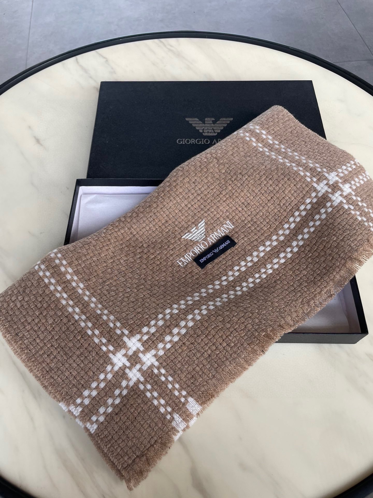 NO:184802,Men's striped Arman shawls are bought and cherished~~There are really few men's models, and only a few are sold in a year, so they are all export orders, so it is difficult to encounter. Men's things are small and exquisite, and good-looking men's models must be collected!  This men's scarf is very masculine. It is a classic and large-scale material. It uses lamb wool supplied by customers. It is delicate and soft, and is very beautiful. The upper body effect is invincible, beautiful, elegant and simple, super beautiful male god color, any boy will like it. The small logo is very exquisitely decorated, with texture but not ostentatious~ The tail is a little bit more benefit everyone~ The specifications are 50*200cm, with formal wear or casual wear, it is perfect for folding or circle, gentlemanly and stylish, with warm and elegant high-version scarf, high-version scarf, armani, armani, shawls19860909男款条纹格阿玛尼（Arman）披肩且买且珍惜~~男款真的很少,一年也就出几款,都是出口订单所以比较难遇.男人的东西讲究少而精,好看的男款一定要收！这款男士围巾,款式很有男性魅力,是经典大方面料采用的是客供的羔羊毛,细腻柔软度都非常的好,非常漂亮.上身效果无敌好看大气简约,超级好看的男神配色,任何男生都会喜欢的款吧,小小Logo非常精致的点缀,有质感不张扬~尾单余一丢丢福利大家~规格50*200cm搭配正装或者搭配休闲装都很合适~对折挂围或者绕圈围都完全可以,绅士有型~有温度的风度高版本围巾,高版本围巾,armani,armani,shawls,scarf