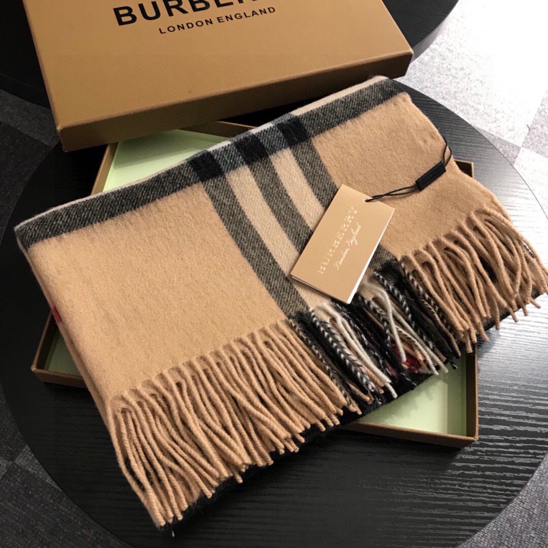 NO:184807,Burberry official website synchronizes the new cashmere classic plaid scarf high-end products, classic logo embroidery, fashion brand top design models, you will understand that the quality is really super super soft, warm, skin-friendly, so beautiful and amazing. This model is currently only a few foreign counters in stock. It is really rare to buy cashmere material, 75x200cm, high-version scarf, high-version scarf, burberry, shawls19860909巴宝莉官网同步女士披肩新品羊绒经典格纹围巾高尖端产物,经典logo刺绣,时尚大牌的顶尖设计款拿到手你就会明白质量真的超级赞超级柔软保暖亲肤太美太惊艳了此款目前只有国外几个专柜有货真的是臻品罕见客供羊绒材质,75x200cm,高版本围巾,高版本围巾,burberry,shawls,scarf