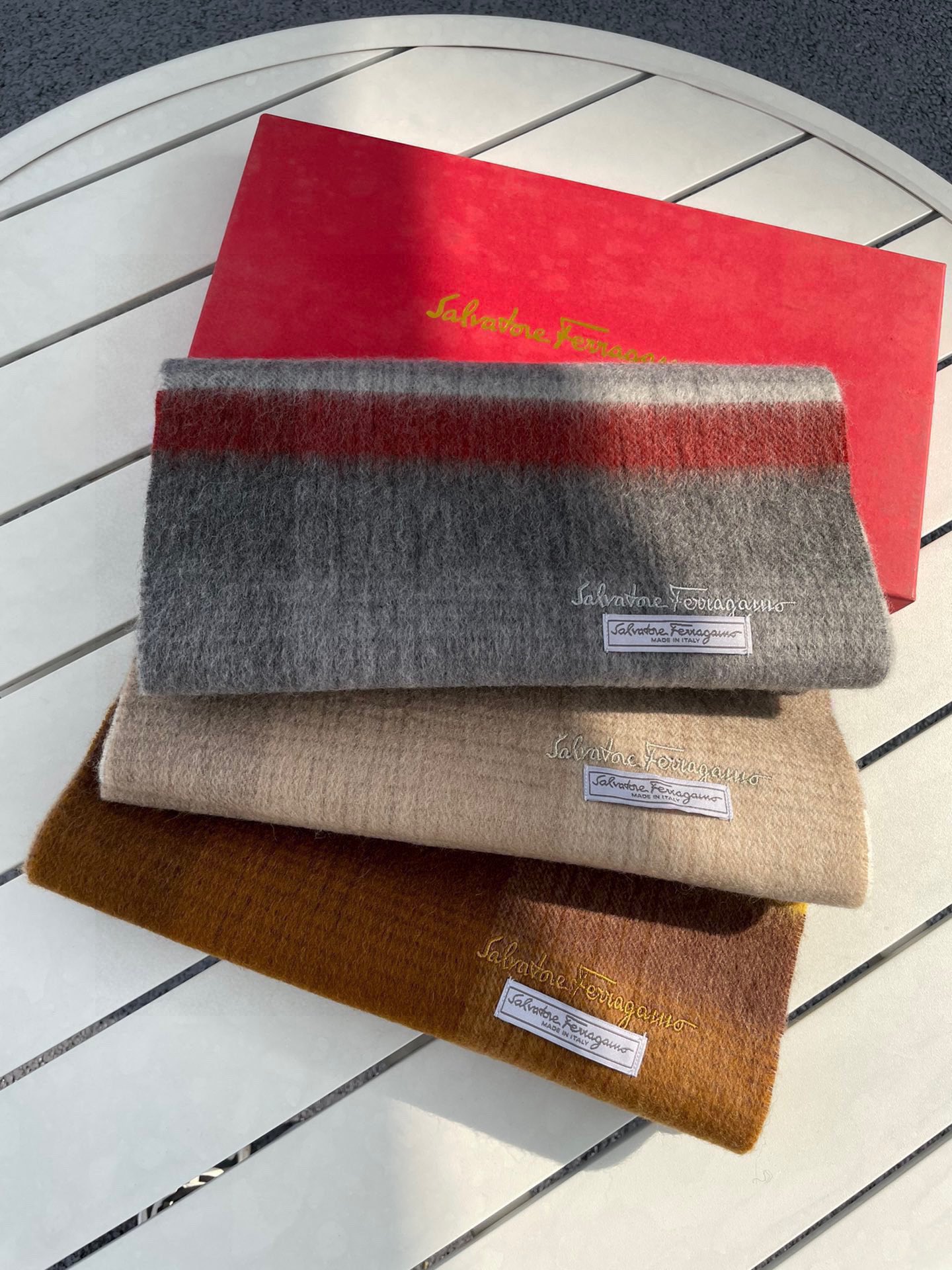 NO:184822,Ferragamo striped gradient counter model, top-level cashmere tail order, you must start quickly, it is so beautiful that it makes people very excited, the upper body effect is simply beautiful, the quality is perfect, the perfect gift size for your boyfriend 35*190 high-version scarf, high-version scarf, ferragamo19860909菲拉格慕条纹渐变专柜款 顶级出口羊绒尾单,下手一定要快,真心美的让人非常非常心动 上身效果简直美翻了 品质非常完美 送男友的绝佳礼品尺寸35*190高版本围巾,高版本围巾,ferragamo,scarf