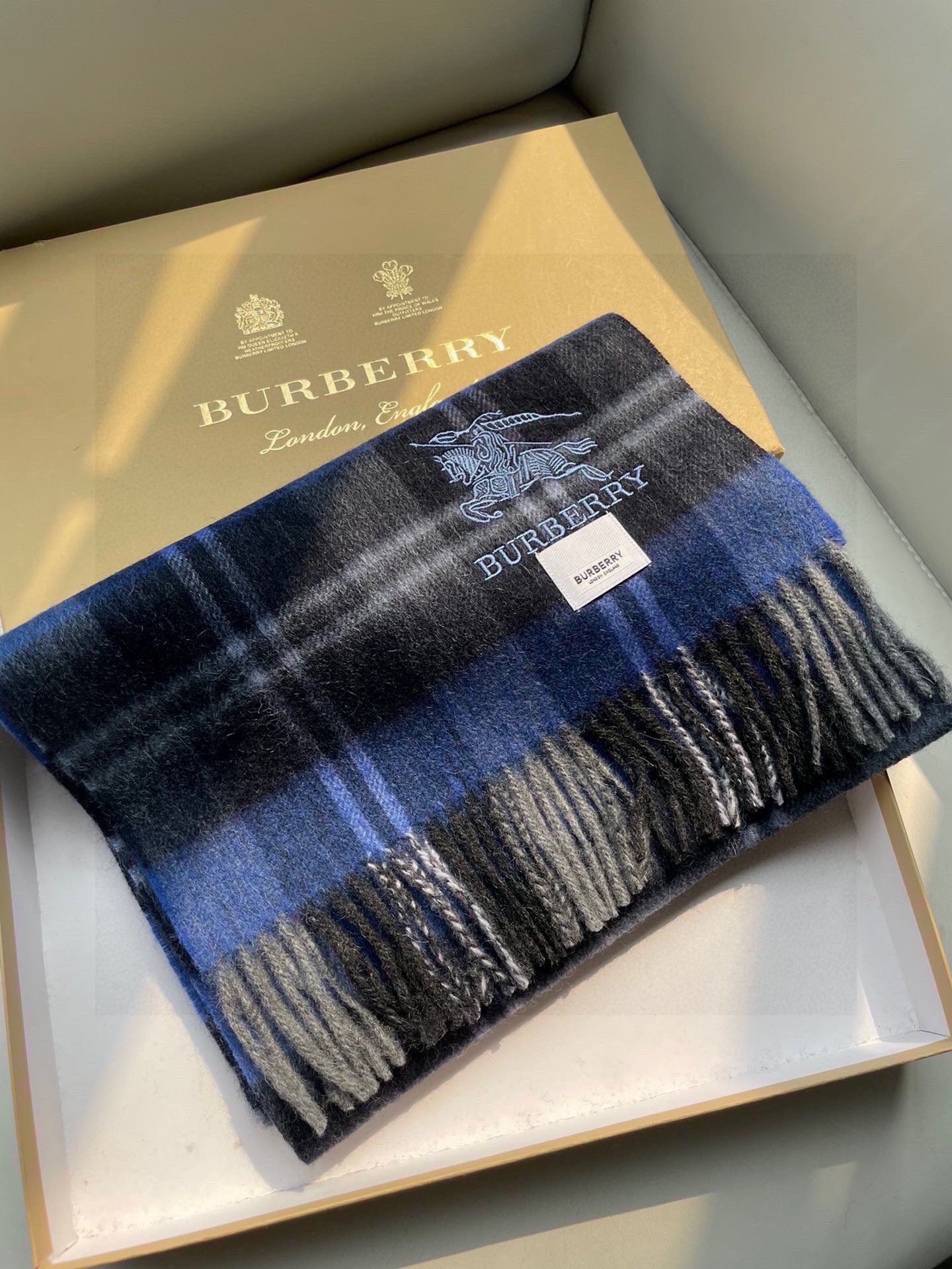 NO:185475,Burberry's latest plaid plaid and women's welfare model, the palace-level royal Barbara war horse's classic plaid mixed fleece scarf, exclusive channel bulingbuling series!  One person in hand!  Giving gifts to others for their own use is pure cashmere material, specifications of 30*cm high-version scarf, high-version scarf, burberry19860909巴宝莉最新格纹男女福利款殿堂级御用芭芭家战马的经典格混绒围巾独家渠道货bulingbuling系列！人手一条！送人自用好礼材质纯羊绒 ,规格30*cm高版本围巾,高版本围巾,burberry,scarf