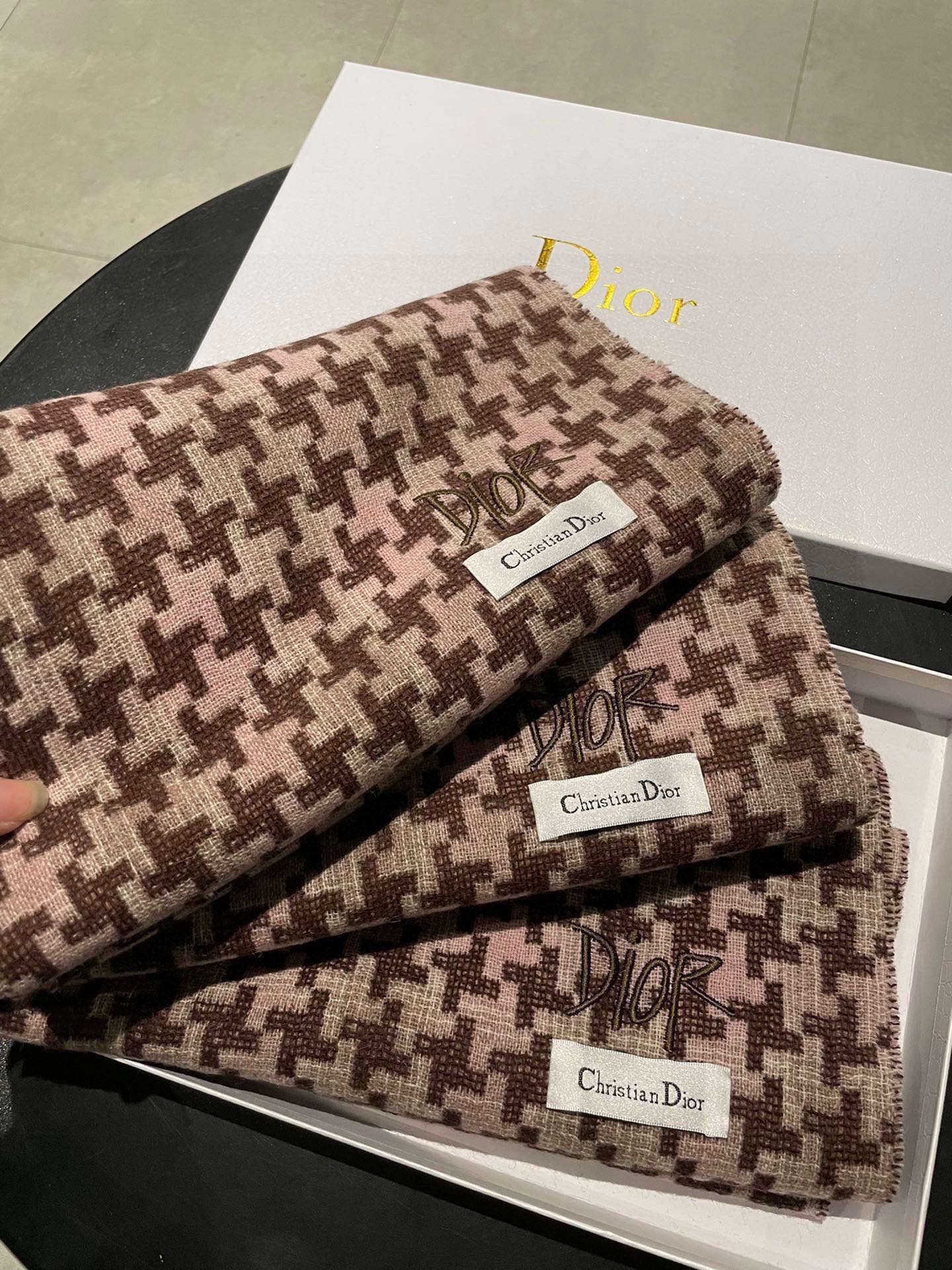 NO:185479,Dior Dior knitted style is new, the latest lamb fur scarf with the same stripes for men and women, the houndstooth design and coffee grey combination makes people feel refreshed [color][color][color] great feel. The trademark is complete. The vertical stripe design and exquisite logo embroidery are really good. Good gifts. Material: lamb fur, specifications: 30* high-end scarf, high-end scarf, dior, dior19860909迪奥Dior针织款式上新,男女同款条纹最新款羊羔毛围巾,千鸟格设计和咖灰搭配,让人耳目一新的感觉[色][色][色]手感棒棒哒.商标齐全.竖排条纹设计加上精美logo刺绣,真正好货.送礼佳品.材质:羊羔毛,规格:30*高版本围巾,高版本围巾,dior,dior,scarf