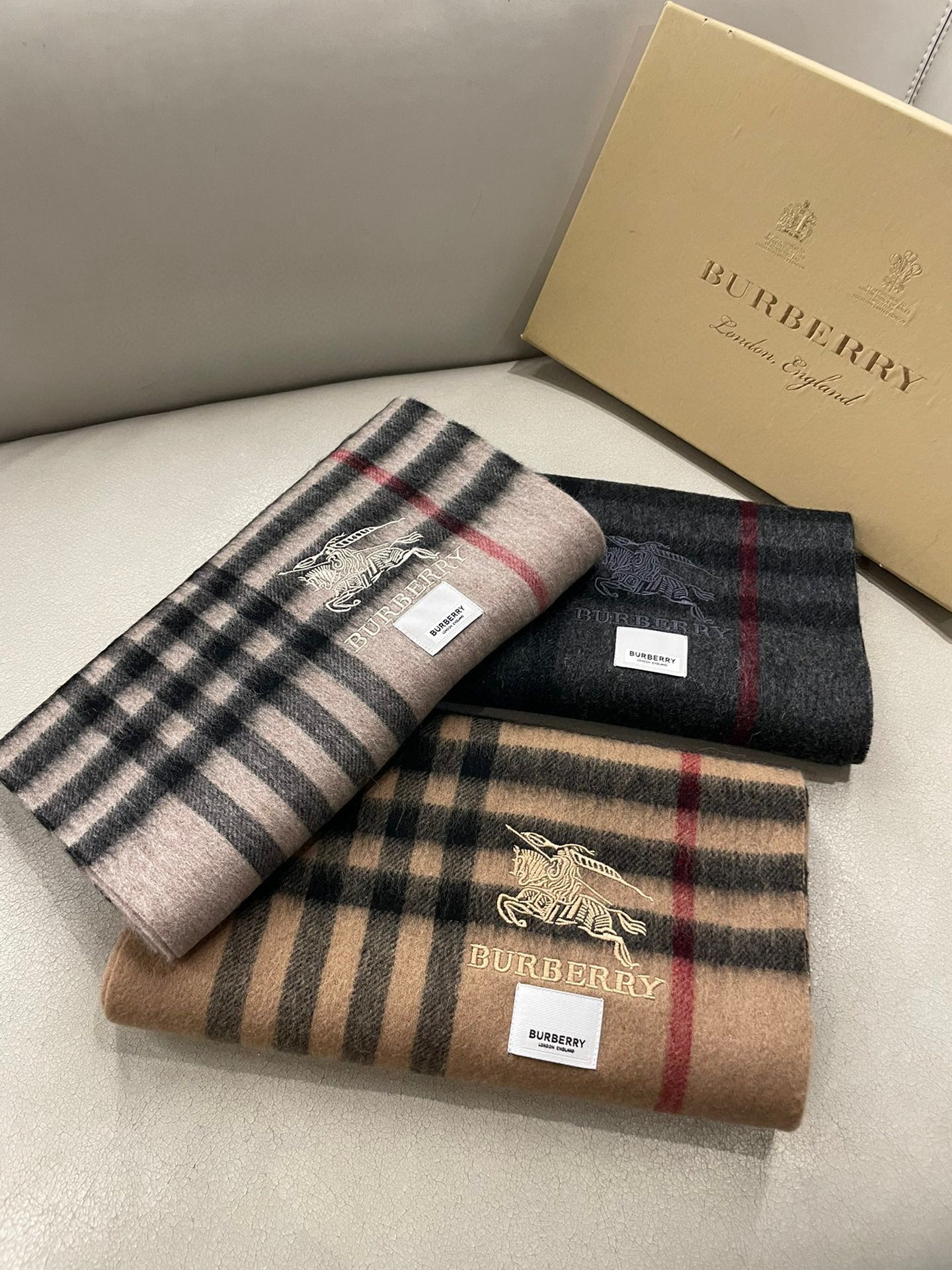 NO:185489,Burberry Bur cashmere plaid is so beautiful that it looks crazy, it's so stylish and charming!  !  !  Very gentle and fashionable autumn and winter items!  I really like it, very Classical men's design. There are few things for men and exquisite things!  !  Cashmere, the feel is really amazing!  !  Both positive and negative use, the upper body effect is really good no matter how you surround it!  !  This style is really bought with your eyes closed, and it is easy to control at any age!  High-version scarf, high-version scarf, burberry, burberry, christian louboutin19860909巴宝莉Bur羊绒格子好看的要疯掉了,太有型太有魅力了！！！非常斯文时尚的秋冬单品！真的很喜欢,非常Classical的男款设计.男人的东西少而精！！羊绒,手感真的绝了！！正反两用,上身效果真的随便怎么围都好看！！这种款式真的闭着眼买,任何年龄层都轻松驾驭！高版本围巾,高版本围巾,burberry,burberry,christian louboutin,scarf