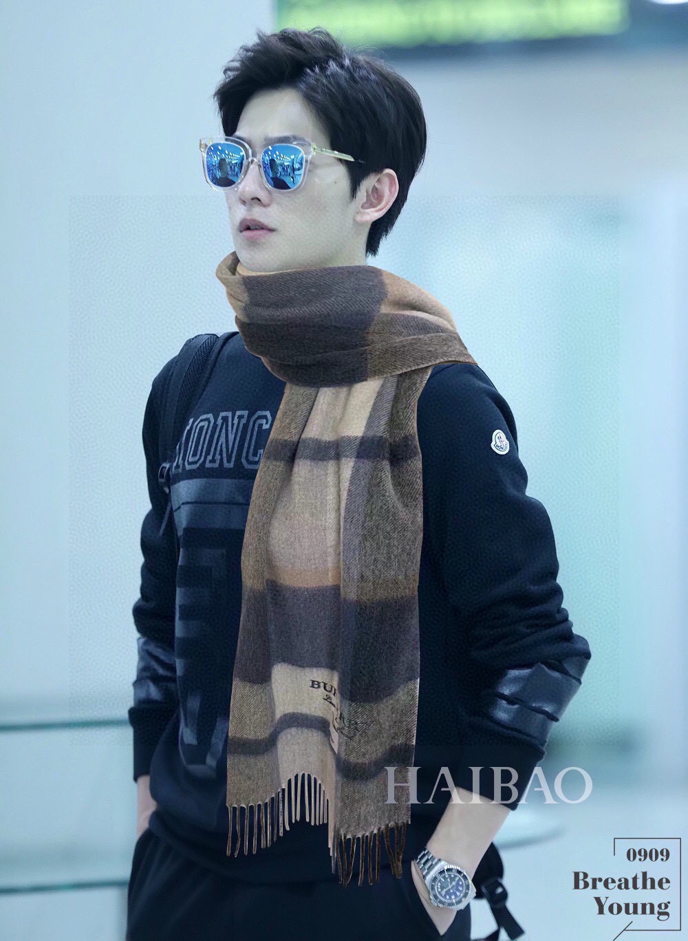 NO:185500,Burberry Bur cashmere plaid is so beautiful that it looks crazy, it's so stylish and charming!  !  !  Very gentle and fashionable autumn and winter items!  I really like it, very Classical men's design. There are few things for men and exquisite things!  !  Cashmere, the feel is really amazing!  !  Both positive and negative use, the upper body effect is really good no matter how you surround it!  !  This style is really bought with your eyes closed, and it is easy to control at any age!  High-version scarf, high-version scarf, burberry, burberry, christian louboutin19860909巴宝莉Bur羊绒格子好看的要疯掉了,太有型太有魅力了！！！非常斯文时尚的秋冬单品！真的很喜欢,非常Classical的男款设计.男人的东西少而精！！羊绒,手感真的绝了！！正反两用,上身效果真的随便怎么围都好看！！这种款式真的闭着眼买,任何年龄层都轻松驾驭！高版本围巾,高版本围巾,burberry,burberry,christian louboutin,scarf