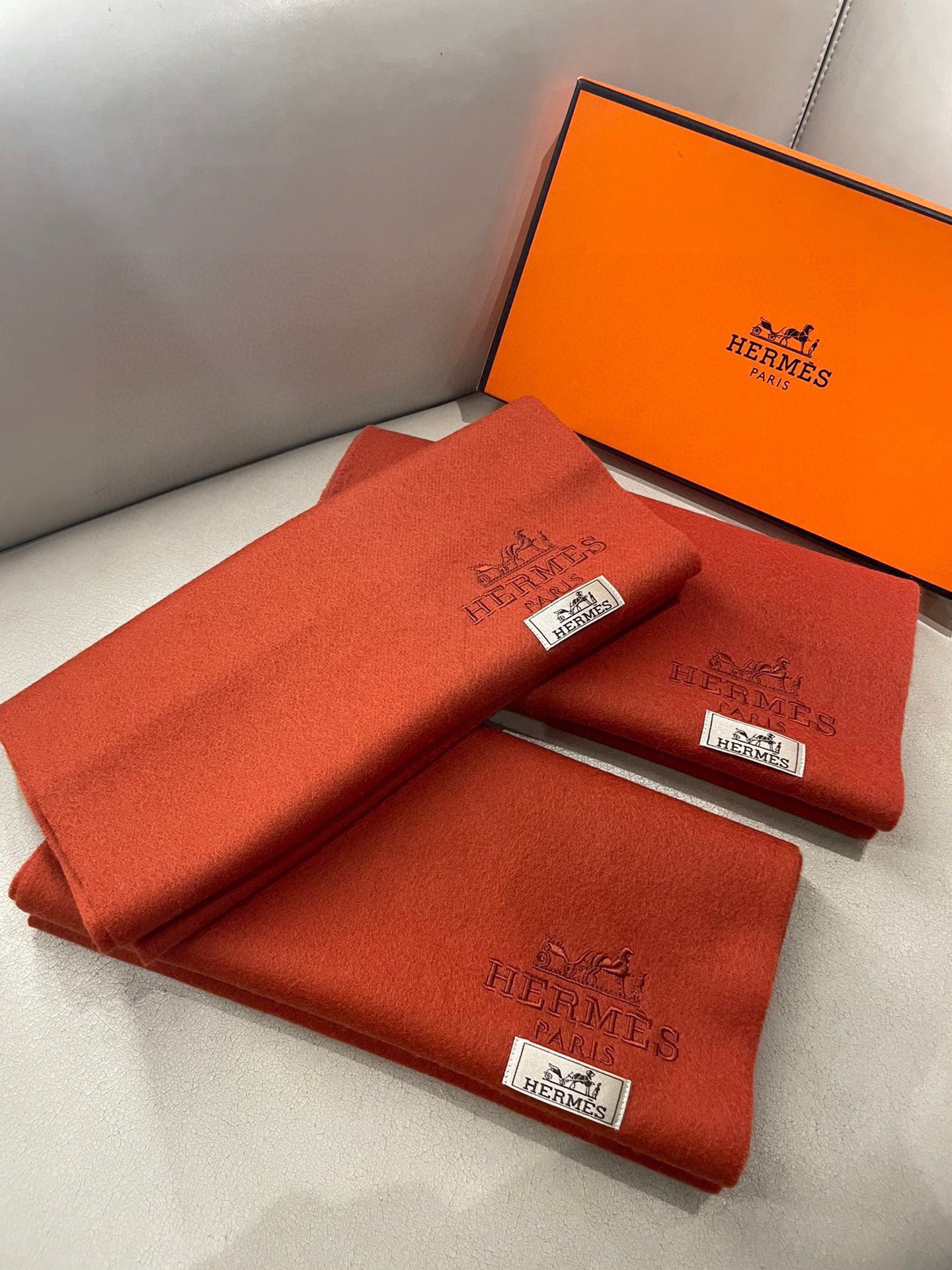 NO:185490,HERMFS [Hermasse] Paris Fashion Exhibition uses fine cashmere in Mongolian Plateau!  The touch is full of delicate fluff!  This price is absolutely 100% affordable!  Exquisite embroidery craftsmanship!  It’s good to keep your own gifts!  Absolutely good product!  Each one has been inspected and shipped several times!  No one-time product!  Not satisfied with the feel of the bag!  It's a pity to miss such a good thing. Size *30 high-version scarf, high-version scarf, hermes, hermes19860909HERMFS【爱马仕】巴黎时装展采用蒙古高原细羊绒！手感满满地都是细腻的绒毛！这个价格绝对百分之百的实惠！精湛绝伦的绣字工艺！送礼自留都不错！绝对好货！每条都经过多次检查出货！无一次品！不满意手感包退换！这样的好东西错过实在可惜 尺寸*30高版本围巾,高版本围巾,hermes,hermes,scarf