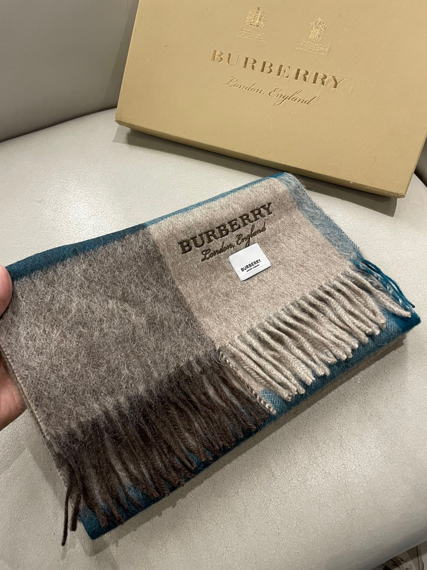 NO:185492,Burberry High-quality imported wool letter logo embroidered scarf, which was launched on the shelves. The latest men and women's couples in overseas counters. Cashmere scarf. Domestic counters are not available on the shelves. From style to fabrics, it is very good. Classic logo patterns. A rare cashmere scarf for men and women's scarf. Specifications 38*cm. Ingredients imported cashmere high-version scarf, high-version scarf, burberry19860909巴宝莉 高品质进口羊毛字母logo刺绣围巾 惊爆上架 海外专柜最新男士女士情侣 羊绒围巾 国内专柜都没上架 从款式到面料都很赞 经典的logo图案 难得少见的羊绒男女士围巾喜欢 规格38*cm 成份进口山羊绒高版本围巾,高版本围巾,burberry,scarf