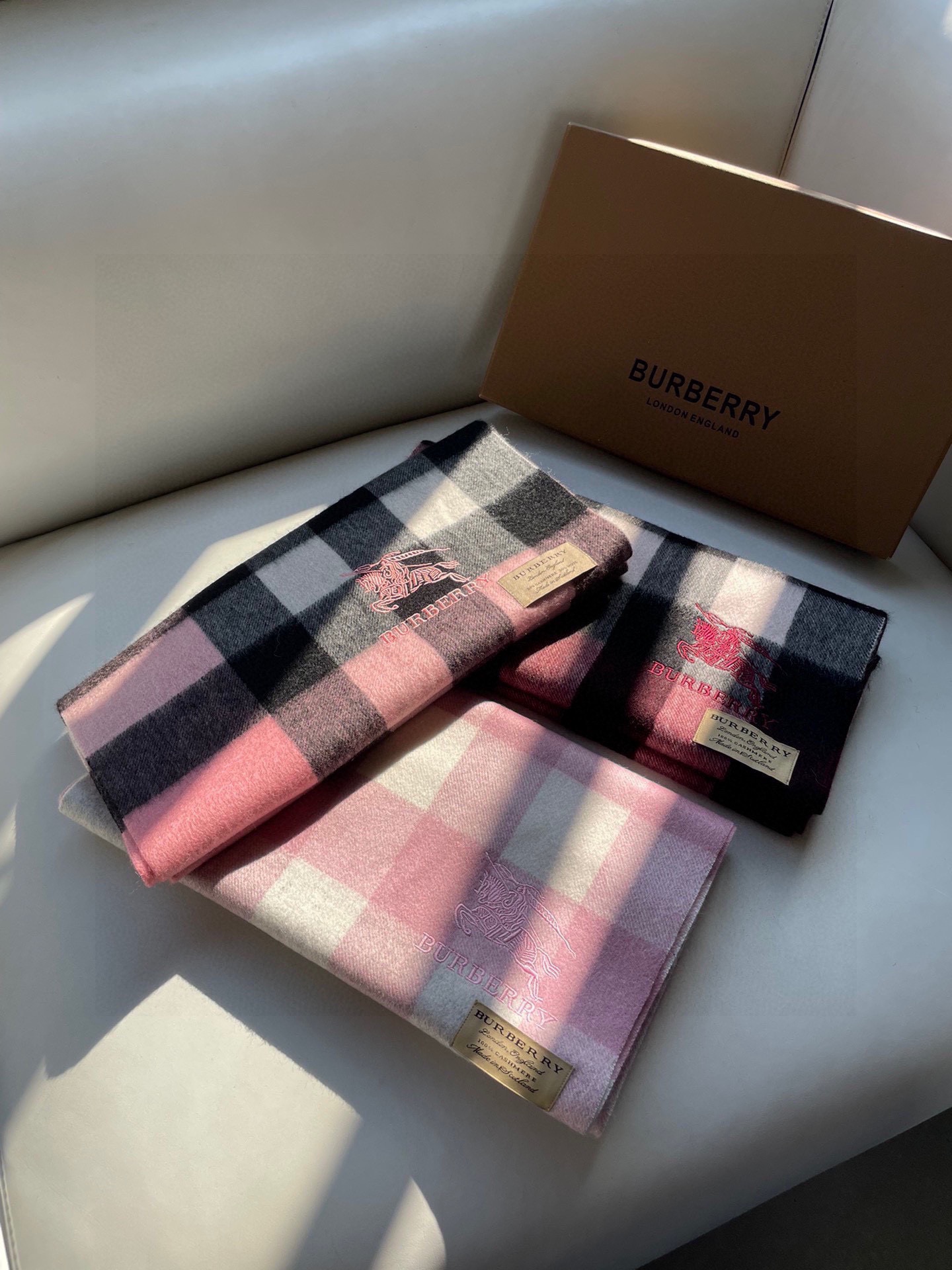 NO:185494,Burberry classic plaid style, never out of time, top lamb wool material is very warm, soft and skin-friendly, without tying the neck, classic Burberry plaid design, universal couple model size 32*192cm neutral model, men and women choose their own color they like, everyone should have a high-version scarf, high-version scarf, burberry19860909巴宝莉经典格纹爆款 永不过时顶极羔羊毛材质非常保暖 柔软亲肤,不扎脖经典巴宝莉格纹设计男女通用情侣款尺寸32*192cm中性款男女各自选择自己中意的颜色人人都应该拥有一条高版本围巾,高版本围巾,burberry,scarf