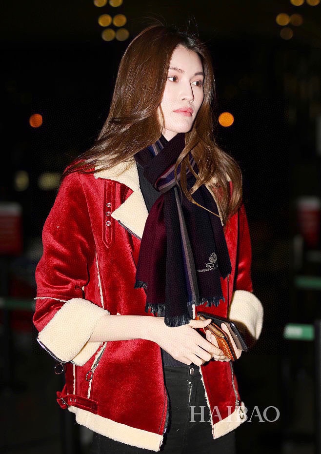 NO:186128,Italian luxury brand loro pianna design upstart famous for its simple and atmospheric styles, genuine authentic products, new products, export orders, counters are on sale simultaneously, water-soluble cashmere, colorful striped exquisite embroidery, 100% fine products, both men and women are worth buying, feel good when it comes to handy, Italian super first-tier brand, almost all big names are using it, simple and generous design, highly recommended good styles, specifications 60*200 high-version scarf, high-version scarf, loro piana19860909意大利奢侈品牌 loro pianna 皮安娜 设计新贵 以简洁大气的款式著名 正儿八经的正品货 新品 出口尾单 专柜同步在售 水溶羊绒 色织七彩条纹精致刺绣 百分百的精品 男女都值得入手手感很好 意大利超级一线品牌 几乎所有的大咖都在用 设计简洁大方 强烈推荐的好款式 规格60*200高版本围巾,高版本围巾,loro piana,scarf