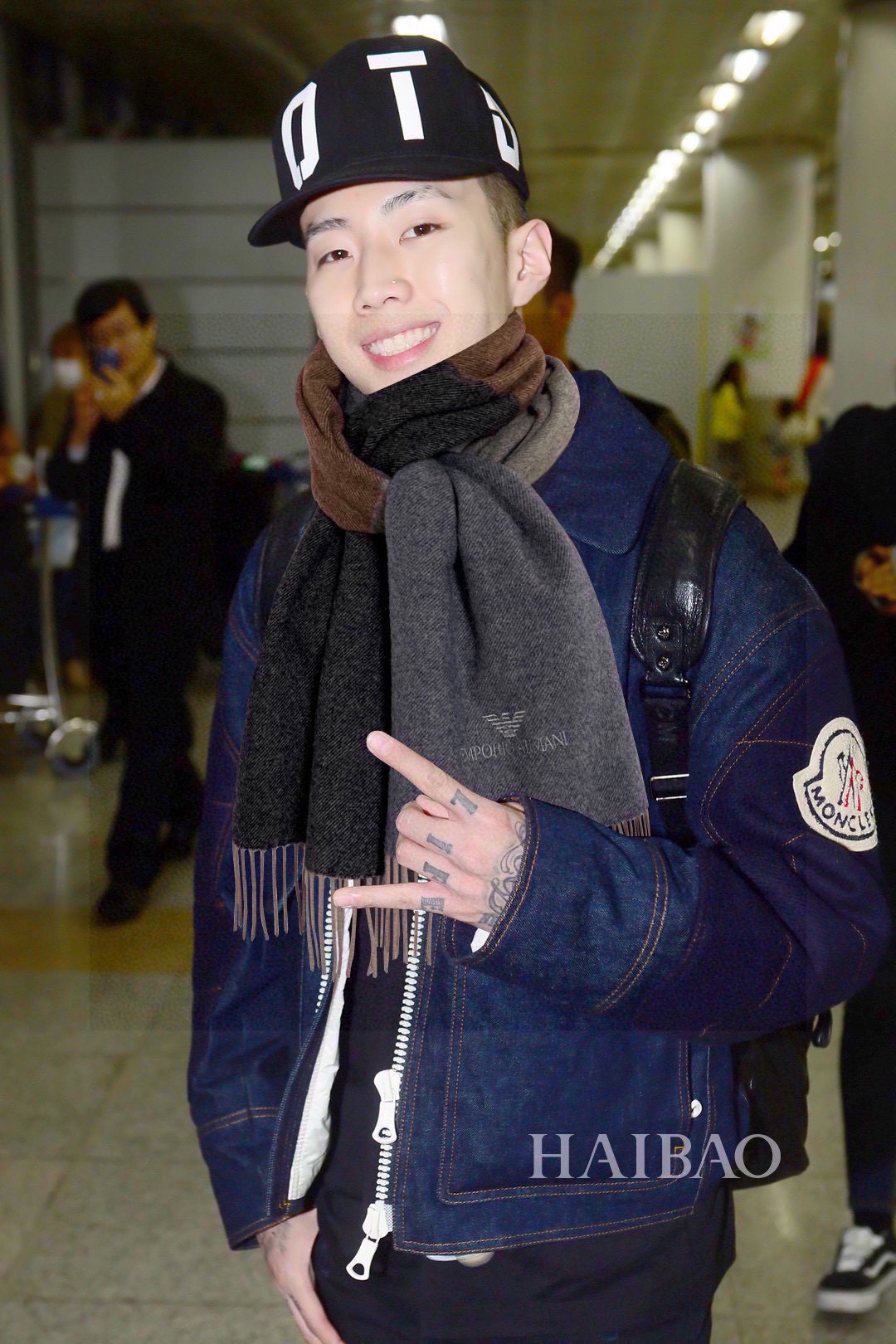 NO:186136,.Amani color-blocking cashmere scarf on overseas counters ~ shockingly, domestic counters have not been put on the shelves. They are very good from style to fabrics. Classic cashmere splicing patterns, rare cashmere scarfs for men and women. If you like it, start quickly (⊙o⊙) Specifications 30*180cm high-version scarf, high-version scarf, armani19860909.阿玛尼海外专柜拼色羊绒围巾～惊爆上架国内专柜都没上架,从款式到面料都很赞,经典的羊绒拼接图案,难得少见的羊绒男女士围巾,喜欢就速度下手(⊙o⊙)哦规格30*180cm高版本围巾,高版本围巾,armani,scarf