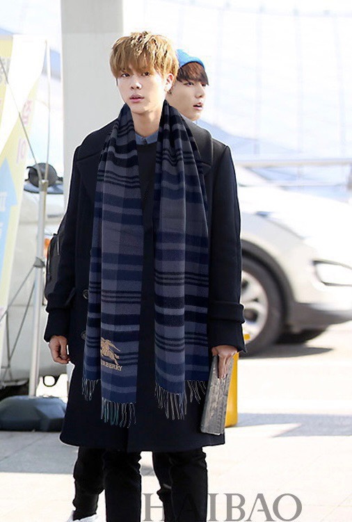 NO:186145,Burberry Bur cashmere plaid is so beautiful that it looks crazy, it's so stylish and charming!  !  !  Very gentle and fashionable autumn and winter items!  I really like it, very Classical men's design. There are few things for men and exquisite things!  !  Cashmere, the feel is really amazing!  !  Both positive and negative use, the upper body effect is really good no matter how you surround it!  !  This style is really bought with your eyes closed, and it is easy to control at any age!  !  !  High-version scarf, high-version scarf, burberry, burberry, christian louboutin19860909巴宝莉Bur羊绒格子好看的要疯掉了,太有型太有魅力了！！！非常斯文时尚的秋冬单品！真的很喜欢,非常Classical的男款设计.男人的东西少而精！！羊绒,手感真的绝了！！正反两用,上身效果真的随便怎么围都好看！！这种款式真的闭着眼买,任何年龄层都轻松驾驭！！！高版本围巾,高版本围巾,burberry,burberry,christian louboutin,scarf