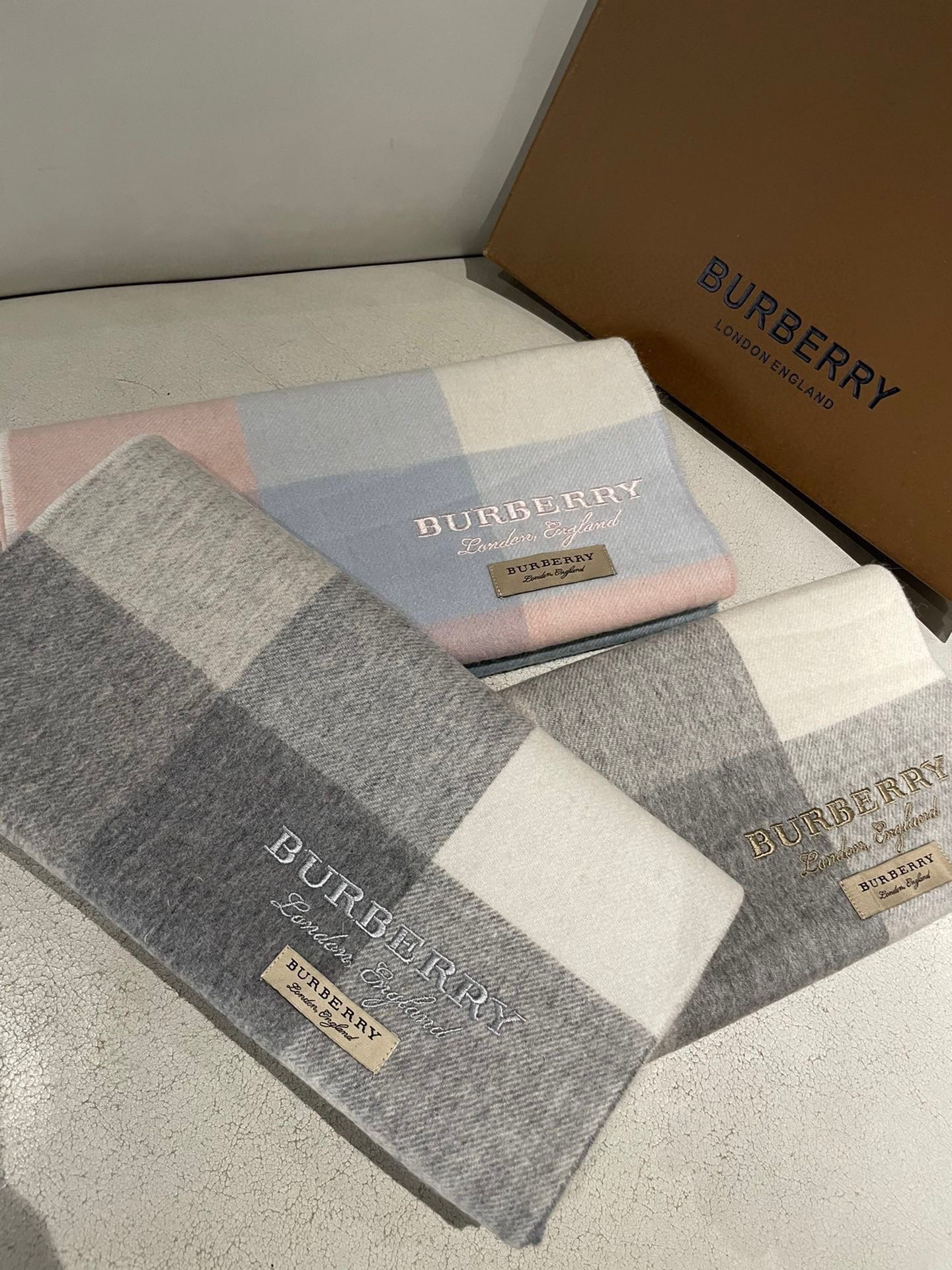 NO:186150,Burberry High-quality imported cashmere letter logo embroidered scarf, which was launched on the shelves. The latest men and women's couples in overseas counters. Cashmere scarfs. Domestic counters are not available on the shelves. From style to fabrics, it is very good. Classic logo patterns. A rare cashmere scarf for men and women's scarfs. Specifications 38*180cm. Ingredients imported cashmere high-version scarf, high-version scarf, burberry19860909巴宝莉 高品质进口羊绒字母logo刺绣围巾 惊爆上架 海外专柜最新男士女士情侣 羊绒围巾 国内专柜都没上架 从款式到面料都很赞 经典的logo图案 难得少见的羊绒男女士围巾喜欢 规格38*180cm 成份进口山羊绒高版本围巾,高版本围巾,burberry,scarf