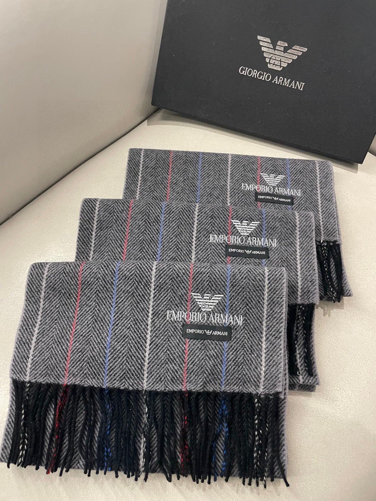 NO:186144,.Amarni men's overseas counter herringbone cashmere scarf~It's surprising that domestic counters have not been put on the shelves. It's very good from the style to the fabric. The classic cashmere splicing pattern, the rare cashmere scarf for men and women. If you like it, start quickly (⊙o⊙) Specifications 30*180cm high-version scarf, high-version scarf, armani19860909.阿玛尼男款海外专柜人字纹羊绒围巾～惊爆上架国内专柜都没上架,从款式到面料都很赞,经典的羊绒拼接图案,难得少见的羊绒男女士围巾,喜欢就速度下手(⊙o⊙)哦规格30*180cm高版本围巾,高版本围巾,armani,scarf