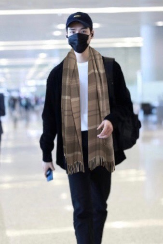 NO:187525,.Amani overseas counter plaid cashmere scarf~Shockedly, domestic counters have not been put on the shelves. They are very good from style to fabrics. Classic cashmere splicing patterns, rare cashmere scarfs for men and women. If you like it, start quickly (⊙o⊙) Specifications 30*cm high-version scarf, high-version scarf, armani19860909.阿玛尼海外专柜格子羊绒围巾～惊爆上架国内专柜都没上架,从款式到面料都很赞,经典的羊绒拼接图案,难得少见的羊绒男女士围巾,喜欢就速度下手(⊙o⊙)哦规格30*cm高版本围巾,高版本围巾,armani,scarf