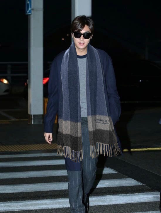 NO:187527,Burberry Bur cashmere plaid is so beautiful that it looks crazy, it's so stylish and charming!  !  !  Very gentle and fashionable autumn and winter items!  I really like it, very Classical men's design. There are few things for men and exquisite things!  !  Cashmere, the feel is really amazing!  !  Both positive and negative use, the upper body effect is really good no matter how you surround it!  !  This style is really bought with your eyes closed, and it is easy to control at any age!  High-version scarf, high-version scarf, burberry, burberry, christian louboutin19860909巴宝莉Bur羊绒格子好看的要疯掉了,太有型太有魅力了！！！非常斯文时尚的秋冬单品！真的很喜欢,非常Classical的男款设计.男人的东西少而精！！羊绒,手感真的绝了！！正反两用,上身效果真的随便怎么围都好看！！这种款式真的闭着眼买,任何年龄层都轻松驾驭！高版本围巾,高版本围巾,burberry,burberry,christian louboutin,scarf