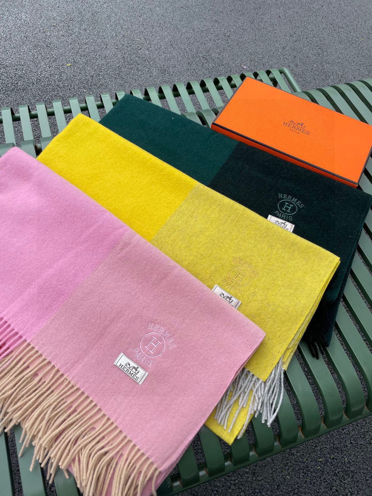 NO:187547,Hermes latest model, H embroidery series wool blanket, Da Ai three color scheme. I really like this color scheme of Hermes, which really injects new vitality into home life. It is classic and must be treasured. You can make decorative blankets at home and casually put them on your car in the office when it is cold. You can also put them on your body and shape them. Needless to say, the most practical fabric is made of wool blended, and the counter is easy to compare. You can know the good things, specifications, and the first choice for keeping cold in autumn and winter. I really want to leave a few pieces for everyone. Because you can give gifts too much. Use it with super face... Size, xcm. wool. High-version scarf, high-version scarf, hermes, blankets19860909爱马仕最新款,H刺绣系列羊毛毯,大爱三配色.真的太喜欢爱马仕的这款配色了,真的是给家居生活注入新的活力,经典到必须珍藏的货,可以居家做装饰毯休闲披下.冷时放车上办公室.还可以披身上凹造型.最实用的好东西面料不用多说,羊毛混纺而成,专柜随便对比,上手一摸就知道好东西,规格,秋冬御寒首选.真心每个人留几条.因为送礼太拿的出手.自己用超有面儿…尺寸,xcm.羊毛.高版本围巾,高版本围巾,hermes,blankets,scarf