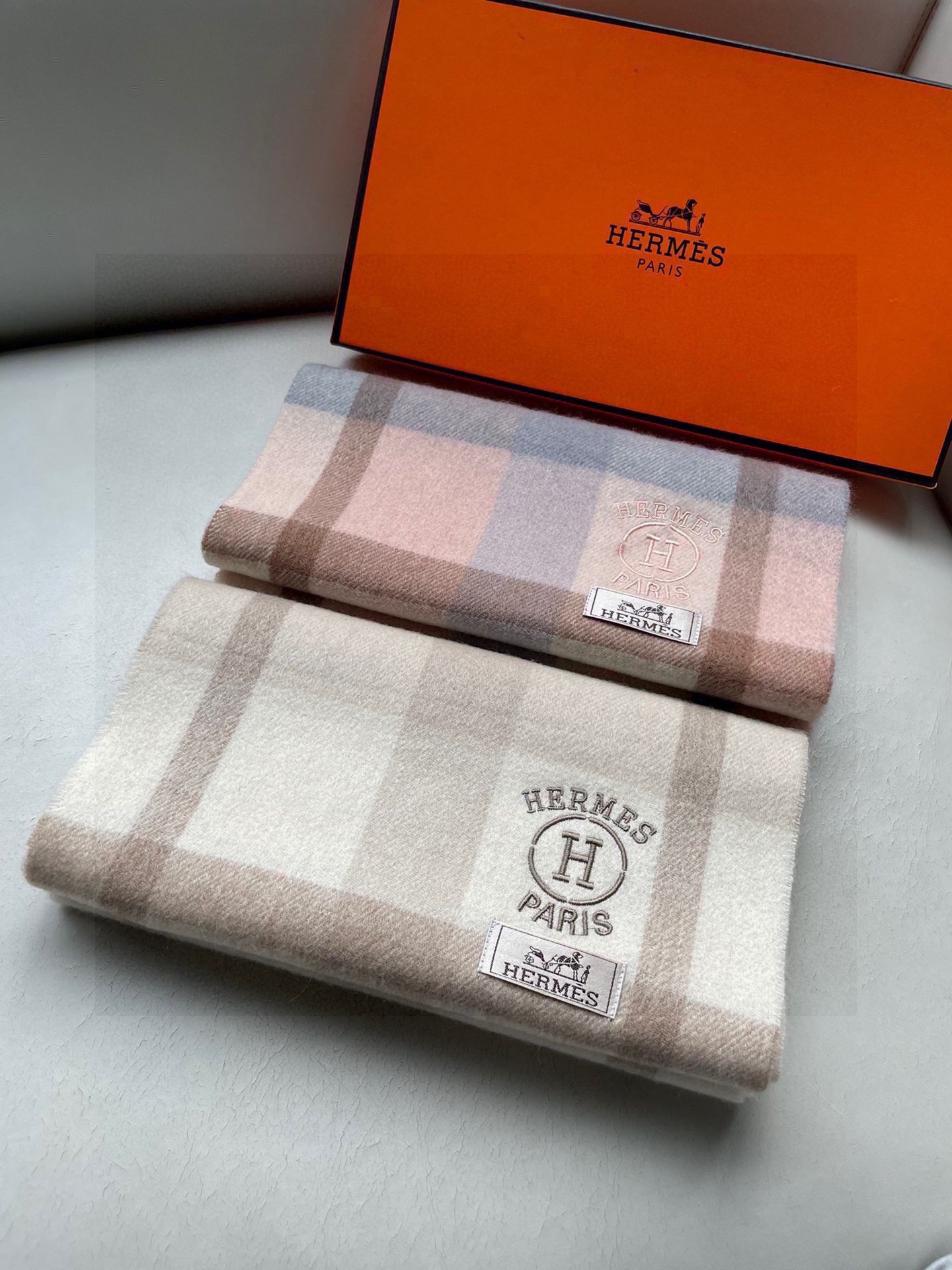 NO:187580,.Hermes · Hermes women's classic plaid splicing heavy recommendations Top-grade cashmere material is very warm, soft and skin-friendly, classic double-sided design without tying the neck, one scarf, two styles for boys and girls, size30*cm full of love high-version scarf, high-version scarf, hermes, hermes19860909.Hermes · 爱马仕女士经典格子拼接重磅推荐 顶级山羊绒材质非常保暖 柔软亲肤,不扎脖经典双面设计,一条围巾两种风格男孩女孩通用,size30*cm满满的爱高版本围巾,高版本围巾,hermes,hermes,scarf