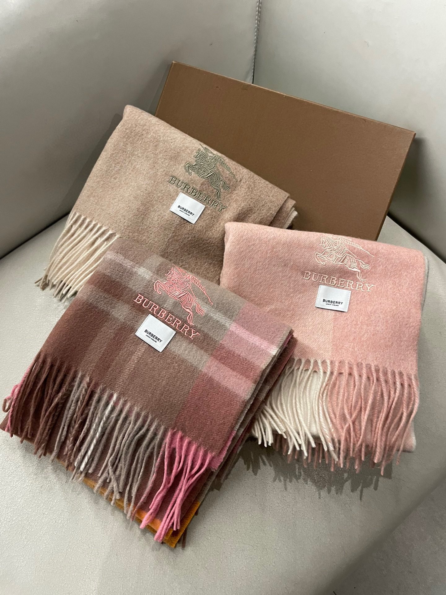 NO:188077,New Burberry Women's Shawl Cashmere Classic Plaid Scarf High-tech Products, Classic Logo Embroidery, Top Design Models of Fashion Brands You will understand that the quality is really super super soft, warm, skin-friendly, so beautiful and amazing. This model is currently only a few foreign counters in stock. It is really rare to buy cashmere material, 50x200cm. High-version scarf, high-version scarf, burberry, shawls19860909新款巴宝莉女士披肩羊绒经典格纹围巾高尖端产物,经典logo刺绣,时尚大牌的顶尖设计款拿到手你就会明白质量真的超级赞超级柔软保暖亲肤太美太惊艳了此款目前只有国外几个专柜有货真的是臻品罕见客供羊绒材质,50x200cm.高版本围巾,高版本围巾,burberry,shawls,scarf