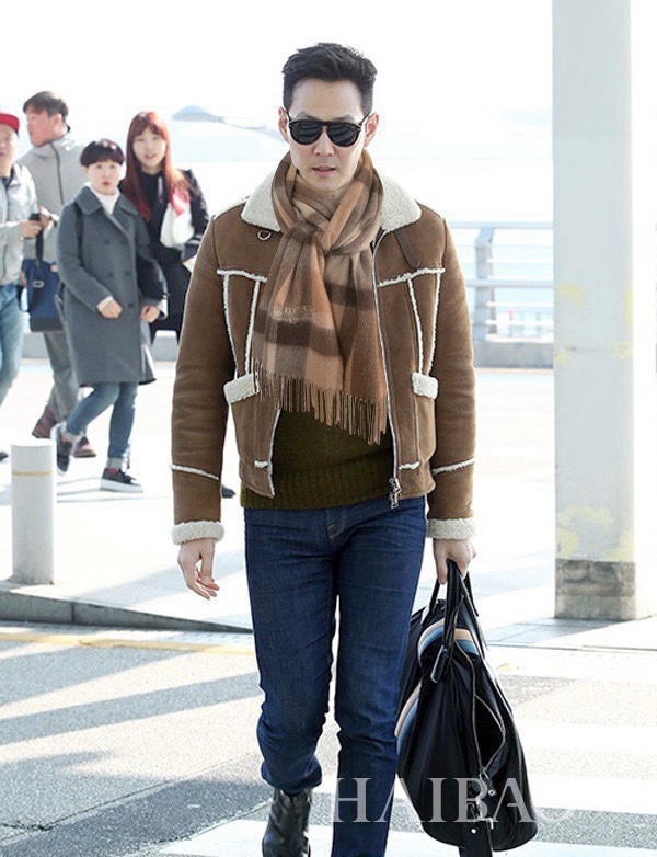 NO:188083,Burberry Bur cashmere plaid is so beautiful that it looks crazy, it's so stylish and charming!  !  !  Very gentle and fashionable autumn and winter items!  I really like it, very Classical men's design. There are few things for men and exquisite things!  !  Cashmere, the feel is really amazing!  !  Both positive and negative use, the upper body effect is really good no matter how you surround it!  !  This style is really bought with your eyes closed, and it is easy to control at any age!  High-version scarf, high-version scarf, burberry, burberry, christian louboutin19860909巴宝莉Bur羊绒格子好看的要疯掉了,太有型太有魅力了！！！非常斯文时尚的秋冬单品！真的很喜欢,非常Classical的男款设计.男人的东西少而精！！羊绒,手感真的绝了！！正反两用,上身效果真的随便怎么围都好看！！这种款式真的闭着眼买,任何年龄层都轻松驾驭！高版本围巾,高版本围巾,burberry,burberry,christian louboutin,scarf