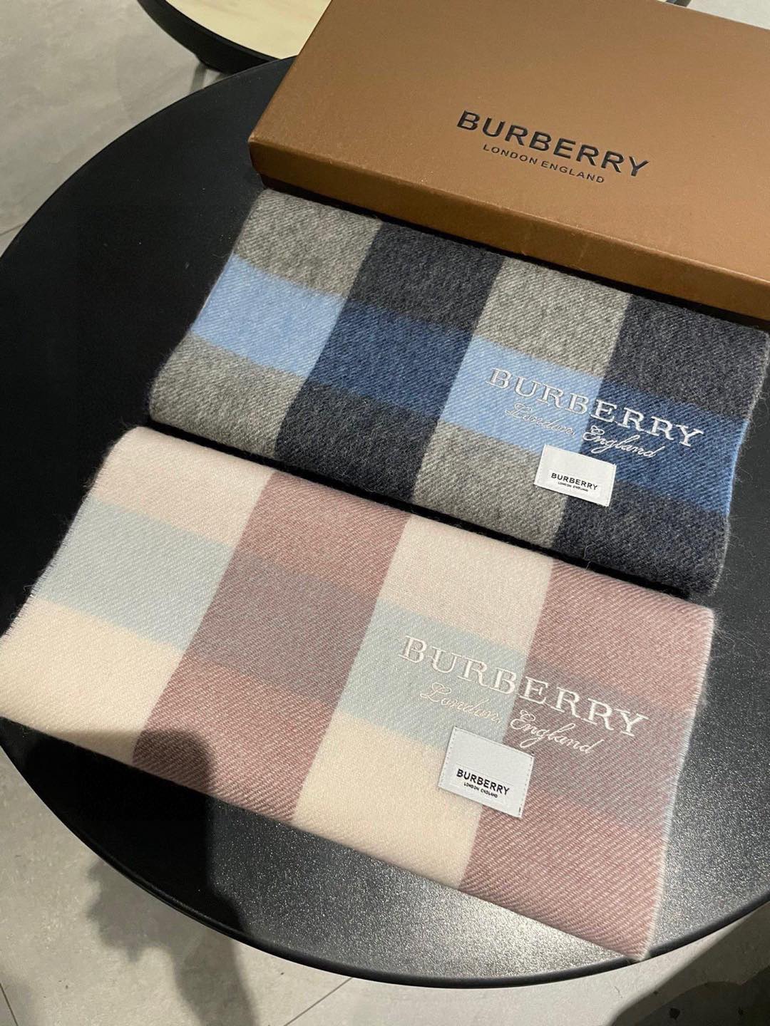 NO:188469,Burberry High-quality imported cashmere letter logo embroidered scarf, which was launched on the shelves. The latest men and women's couples in overseas counters. Cashmere scarfs. Domestic counters are not available on the shelves. From style to fabrics, it is very good. Classic logo patterns. A rare cashmere scarf for men and women's scarfs. Specifications 38*180cm. Ingredients imported cashmere high-version scarf, high-version scarf, burberry19860909巴宝莉 高品质进口羊绒字母logo刺绣围巾 惊爆上架 海外专柜最新男士女士情侣 羊绒围巾 国内专柜都没上架 从款式到面料都很赞 经典的logo图案 难得少见的羊绒男女士围巾喜欢 规格38*180cm 成份进口山羊绒高版本围巾,高版本围巾,burberry,scarf