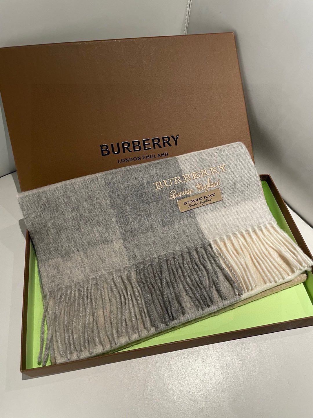 NO:188447,Burberry High-quality imported cashmere letter logo embroidered scarf, which was launched on the shelves. The latest men and women's couples in overseas counters. Cashmere scarfs. Domestic counters are not available on the shelves. From style to fabrics, it is very good. Classic logo patterns. A rare cashmere scarf for men and women's scarfs. Specifications 38*180cm. Ingredients imported cashmere high-version scarf, high-version scarf, burberry19860909巴宝莉 高品质进口羊绒字母logo刺绣围巾 惊爆上架 海外专柜最新男士女士情侣 羊绒围巾 国内专柜都没上架 从款式到面料都很赞 经典的logo图案 难得少见的羊绒男女士围巾喜欢 规格38*180cm 成份进口山羊绒高版本围巾,高版本围巾,burberry,scarf