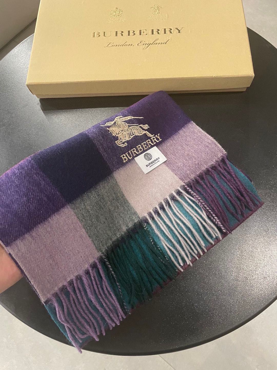 NO:188450,Burberry plaid latest style, top lamb velvet material is very warm, soft and skin-friendly, without tugging, classic Burberry plaid design, universal couple model size 32*192cm neutral style, men and women choose their own color they like, everyone should have a high-version scarf, high-version scarf, burberry19860909巴宝莉格子最新款 顶级羊羔绒材质非常保暖 柔软亲肤,不扎脖经典巴宝莉格纹设计男女通用情侣款尺寸32*192cm中性款男女各自选择自己中意的颜色人人都应该拥有一条高版本围巾,高版本围巾,burberry,scarf