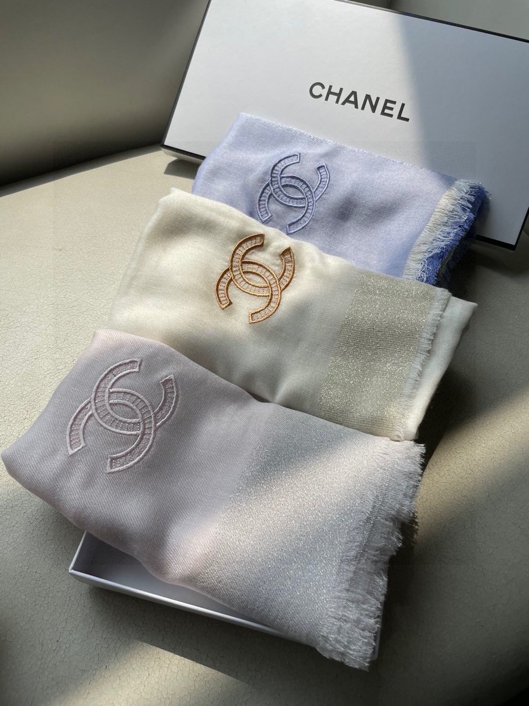 NO:188453,The new Chanel is top-notch and beautiful, the beautiful and versatile counter is limited. It is difficult to order top-notch cashmere even if you are rich. The quality is exquisite. The LOGO embroidery is for your own use. The absolutely high-end exclusive real-life shooting!  What you see and get, the color is super positive and the top quality goods are not waiting for anyone. Special channels sell goods with one less and one absolutely top quality goods. Any detail is the rhythm size of the counter 90*210 top quality Australian imported pure cashmere heavy recommendations High-version scarf, High-version scarf, Chanel19860909新款香奈儿顶级旷世绝美,小香风绝美百搭款专柜限量哦有钱都很难订到顶级纯羊绒,品质上乘精美LOGO刺绣送人自用绝对高大上独家实物拍摄！所见所得,颜色超正顶级好货不等人,特殊渠道货卖一个少一个绝对的顶级好货,任何一个细节都是专柜的节奏尺寸90*210顶级澳洲进口纯羊绒重磅推荐 高版本围巾,高版本围巾,chanel,scarf