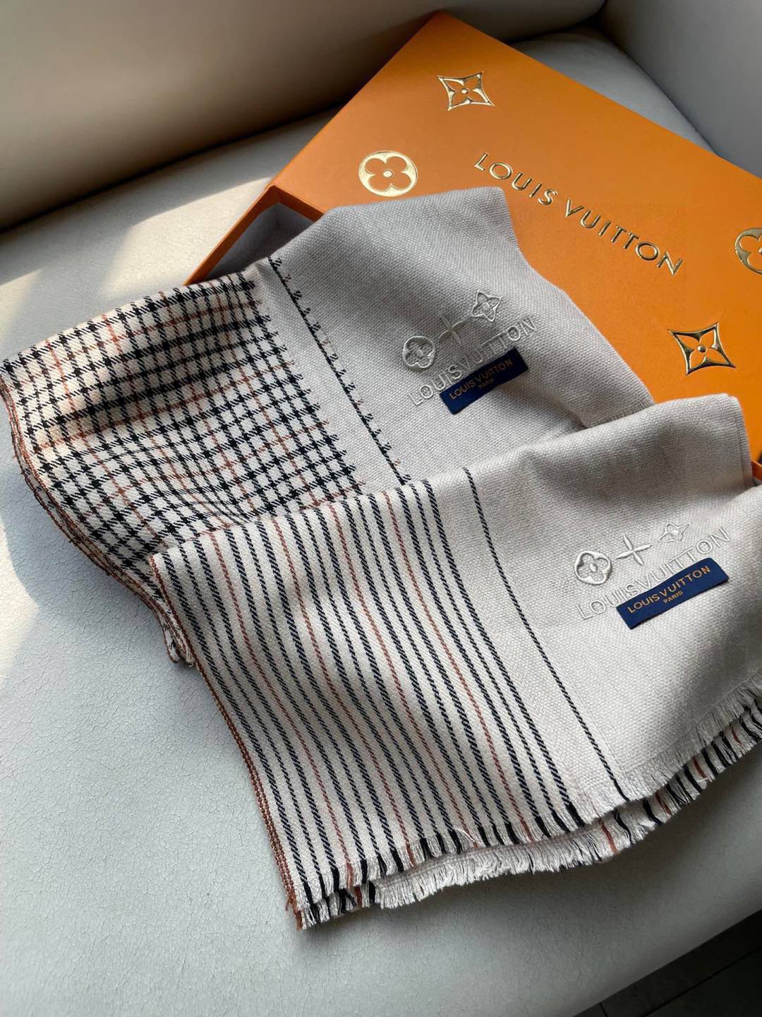 NO:188456,LV Louis Vuitton plaid embroidery top quality and excellent quality [Tear] can pk counter with the best quality classic and substantial Monogram is one that everyone has seen, but you may not have seen a top-end woman's wardrobe that must not be missing, but you must not use cheap goods on the market to slap yourself Since you choose a donkey brand, you must choose something with soul Seiko high-density fonts that are extremely clear Luxury and textured 35*180cm High-version scarf, high-version scarf, louis vuitton, louis vuitton, louis vuitton, louis vuitton19860909LV路易威登格子刺绣极品硬货品质极好极好的[流泪]可以pk专柜的最极品的品质经典大幅 Monogram 是个人都见过的一款 可是你未必见过最高端的女人的衣柜里面绝对不能少的一件单品,但是你千万别拿市场上廉价的货色来磕碜自己既然选择驴牌,你就一定选择有灵魂的东西精工高密度字体无比清晰 奢华有质感35*180cm 高版本围巾,高版本围巾,louis vuitton,louis vuitton,louis vuitton,scarf