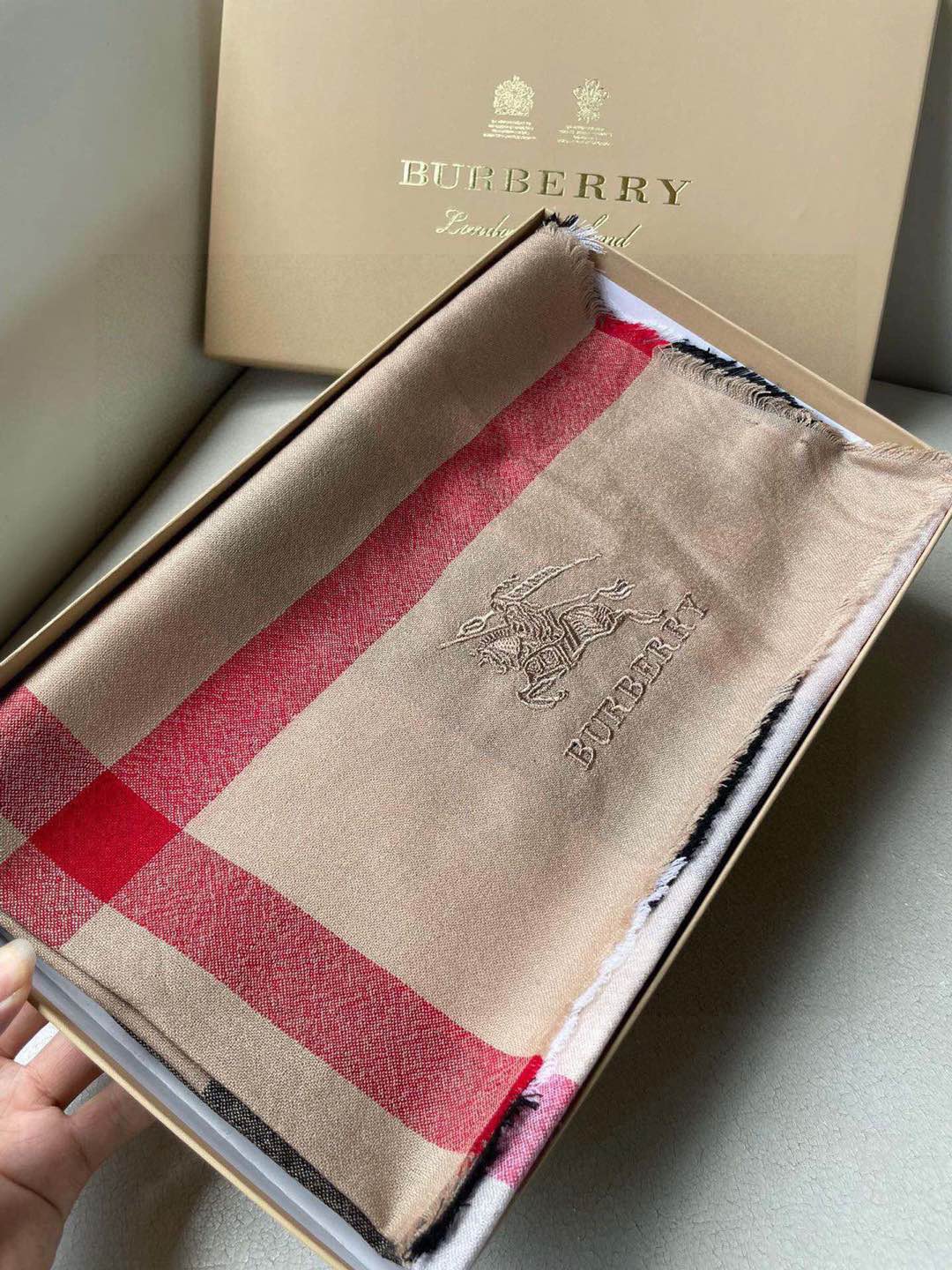 NO:188458,Burberry original single beauty New ~ 200 high-end square scarves!  Synchronous counter, a truly beautiful design. Super classic camel color matching and jacquard technology realize the super three-dimensional presentation of the war horse icon. It is really beautiful. The color is also a very suitable daily match. The real thing is very beautiful. Baby cashmere high-end cashmere square scarf, soft fabric, fine printing and dyeing, and the texture is very comfortable. It is more beautiful in winter. Hands are slow to use 140140 top imported cashmere square scarf, high-version scarf, burberry19860909巴宝莉 原单美物 非常显气质的款New~200支高端方巾！同步专柜,真心美爆了的设计 超级经典驼色配色搭配提花工艺,实现战马图标的超立体呈现,真的是美呆了,色也是非常适合日搭的配色实物很美好.baby cashmere高端羊绒方巾,面料柔软,印染精细,质感超赞的感觉非常舒适.冬天更美.手慢无140140顶级进口羊绒方巾高版本围巾,高版本围巾,burberry,scarf