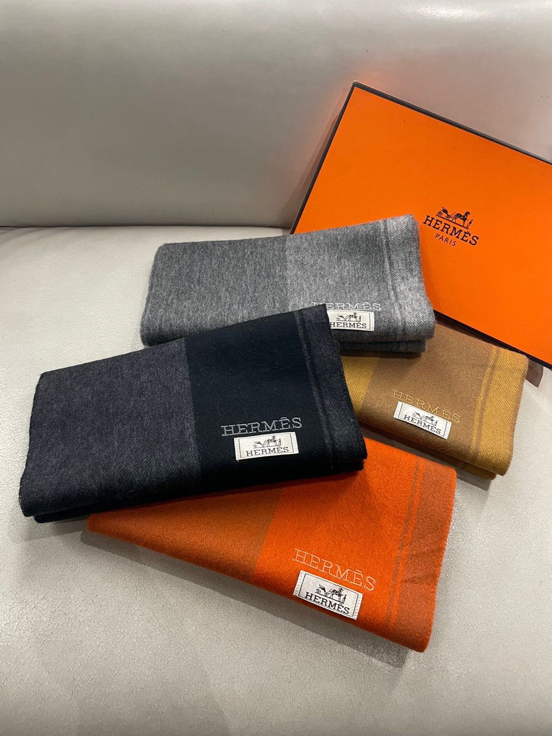 NO:188464,HERMFS [Hermasse] Paris Fashion Exhibition uses fine cashmere in Mongolian Plateau!  The touch is full of delicate fluff!  This price is absolutely 100% affordable!  Exquisite embroidery craftsmanship!  It’s good to keep your own gifts!  Absolutely good product!  Each one has been inspected and shipped several times!  No one-time product!  Not satisfied with the feel of the bag!  It's a pity to miss such a good thing. Size 180*30 high-version scarf, high-version scarf, hermes, hermes19860909HERMFS【爱马仕】巴黎时装展采用蒙古高原细羊绒！手感满满地都是细腻的绒毛！这个价格绝对百分之百的实惠！精湛绝伦的绣字工艺！送礼自留都不错！绝对好货！每条都经过多次检查出货！无一次品！不满意手感包退换！这样的好东西错过实在可惜 尺寸180*30高版本围巾,高版本围巾,hermes,hermes,scarf