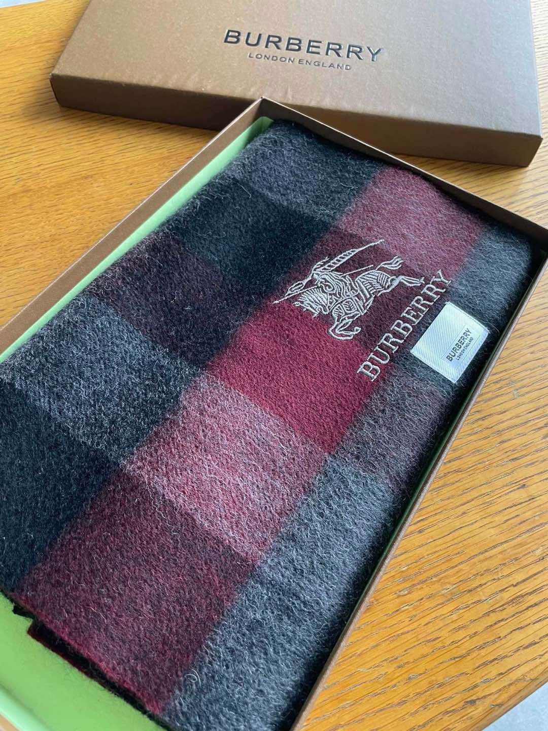 NO:188467,Burberry plaid latest style, top lamb wool material is very warm, soft and skin-friendly, without tugging, classic Burberry plaid design, universal couple model size 32*192cm neutral style, men and women choose their own color they like, everyone should have a high-version scarf, high-version scarf, burberry19860909巴宝莉格子最新款 顶极羔羊毛材质非常保暖 柔软亲肤,不扎脖经典巴宝莉格纹设计男女通用情侣款尺寸32*192cm中性款男女各自选择自己中意的颜色人人都应该拥有一条高版本围巾,高版本围巾,burberry,scarf