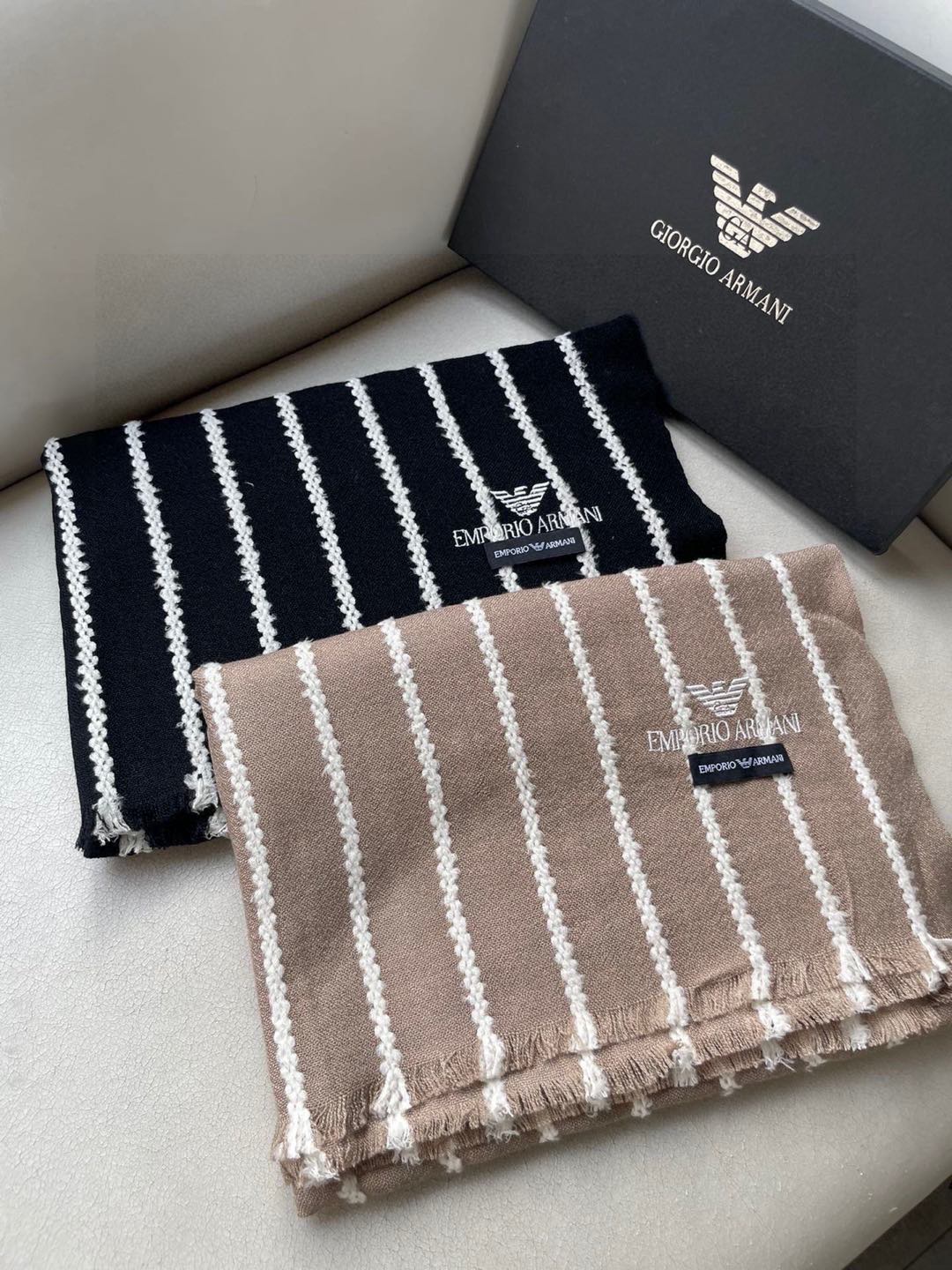 NO:188343,Men's striped Arman shawls are bought and cherished~~There are really few men's models, and only a few are sold in a year, so they are all export orders, so it is difficult to encounter. Men's things are small and exquisite, and good-looking men's models must be collected!  This men's scarf is very masculine. It is a classic and large-scale material. It uses lamb wool supplied by customers. It is delicate and soft, and is very beautiful. The upper body effect is invincible, beautiful, elegant and simple, super beautiful male god color, any boy will like it. The small logo is very exquisitely decorated, with texture but not ostentatious~ The tail is a little bit more benefit everyone~ The specifications are 60*200cm, with formal wear or casual wear, it is perfect for folding or circle, gentlemanly and stylish, with warm and elegant high-version scarf, high-version scarf, armani, armani, shawls19860909男款条纹格阿玛尼（Arman）披肩且买且珍惜~~男款真的很少,一年也就出几款,都是出口订单所以比较难遇.男人的东西讲究少而精,好看的男款一定要收！这款男士围巾,款式很有男性魅力,是经典大方面料采用的是客供的羔羊毛,细腻柔软度都非常的好,非常漂亮.上身效果无敌好看大气简约,超级好看的男神配色,任何男生都会喜欢的款吧,小小Logo非常精致的点缀,有质感不张扬~尾单余一丢丢福利大家~规格60*200cm搭配正装或者搭配休闲装都很合适~对折挂围或者绕圈围都完全可以,绅士有型~有温度的风度高版本围巾,高版本围巾,armani,armani,shawls,scarf