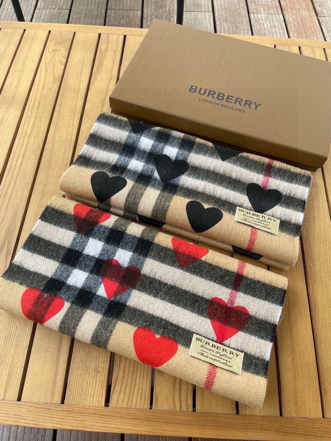 NO:188355,【Bur · Classic Peach Heart】 It is available all year round, and it is exclusive to more than one wardrobe. The appearance rate is No. 1. Burberry cashmere scarf is available for both men and women. In such a season, you can have a classic and versatile scarf. Both men and women are indispensable. The more classic things, the more careful you are. Don’t use the soft texture of the cashmere, the skin-friendly feeling, the stronger the size 32*180 (not included) high-version scarf, high-version scarf, burberry, burberry19860909【Bur · 经典桃心】一年四季皆可使用的单品,而且是衣柜不止一条的专属,出镜率No. 1,巴宝莉羊绒围巾奉上无论男女都可用在这样的季节里拥有一条经典百搭的围巾无论男女都是必不可少越是经典的东西越用心,可不要拿混纺的寒碜自己哟羊绒的柔软质地是亲肤感更强尺寸32*180（不含须）高版本围巾,高版本围巾,burberry,burberry,scarf
