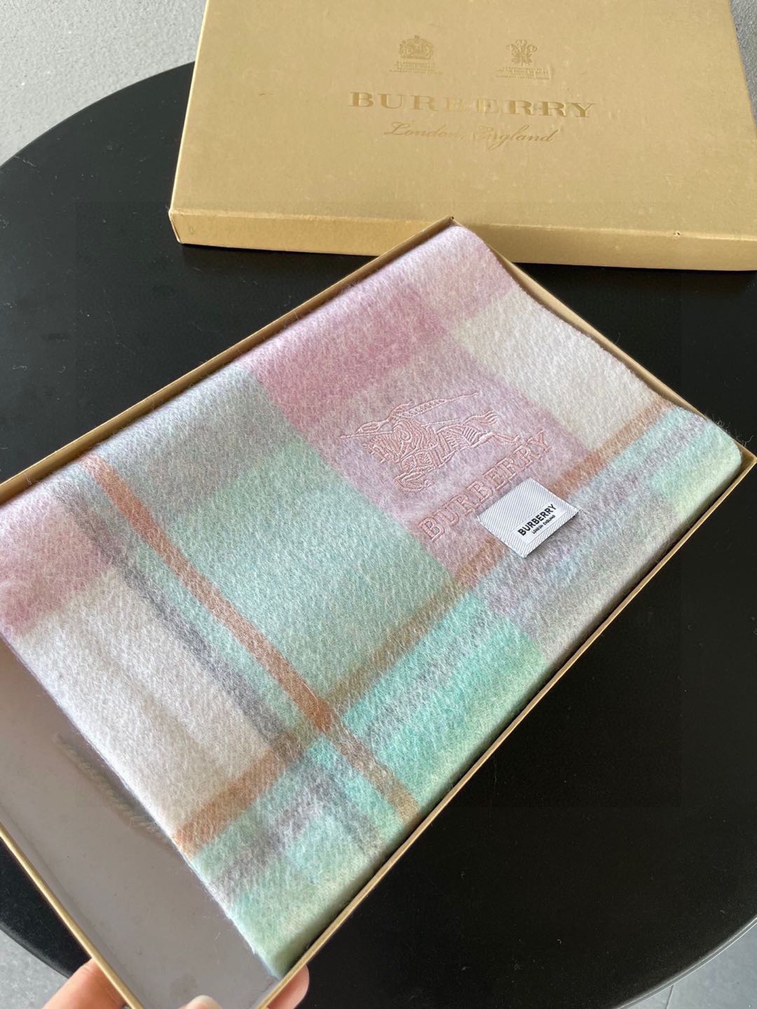 NO:188358,Burberry Bur the same cashmere plaid for men and women is so beautiful that it looks crazy. It's so stylish and charming!  !  !  Very gentle and fashionable autumn and winter items!  I really like it, very Classical K style design. Cashmere, the feel is really amazing!  !  Both positive and negative use, the upper body effect is really good no matter how you surround it!  !  This style is really bought with your eyes closed, and it is easy to control at any age!  High-version scarf, high-version scarf, burberry, burberry, christian louboutin19860909巴宝莉Bur男女同款羊绒格子好看的要疯掉了,太有型太有魅力了！！！非常斯文时尚的秋冬单品！真的很喜欢,非常Classical的k款式设计.羊绒,手感真的绝了！！正反两用,上身效果真的随便怎么围都好看！！这种款式真的闭着眼买,任何年龄层都轻松驾驭！高版本围巾,高版本围巾,burberry,burberry,christian louboutin,scarf