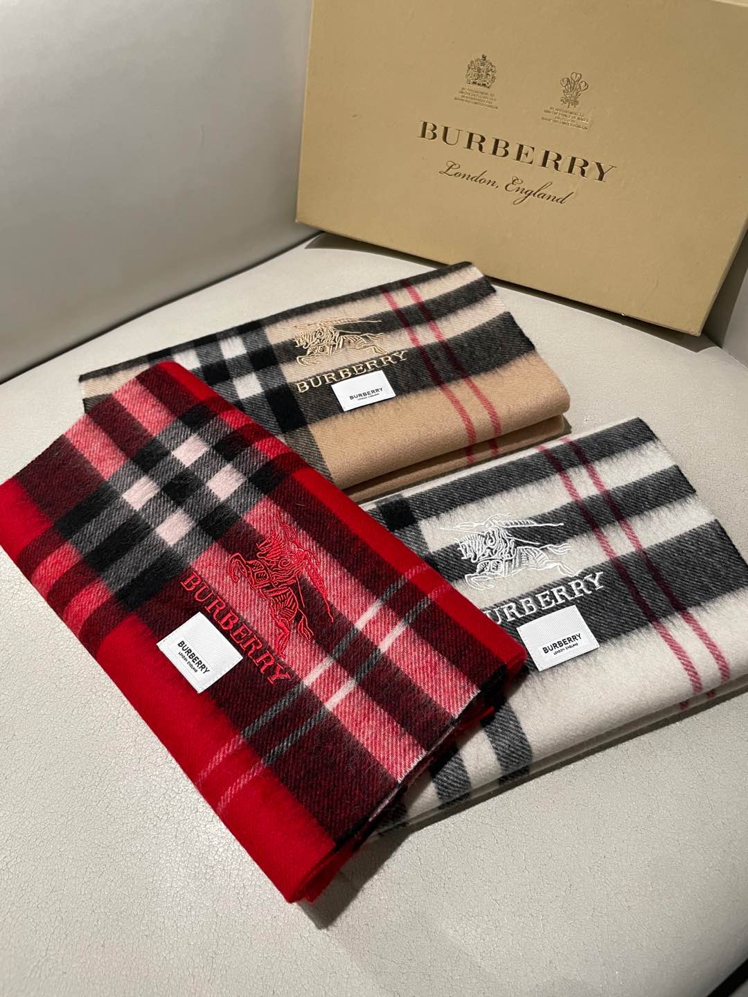 NO:188597,Burberry Bur cashmere plaid is so beautiful that it looks crazy, it's so stylish and charming!  !  !  Very gentle and fashionable autumn and winter items!  I really like it, very Classical men's design. There are few things for men and exquisite things!  !  Cashmere, the feel is really amazing!  !  Both positive and negative use, the upper body effect is really good no matter how you surround it!  !  This style is really bought with your eyes closed, and it is easy to control at any age!  !  !  High-version scarf, high-version scarf, burberry, burberry, christian louboutin19860909巴宝莉Bur羊绒格子好看的要疯掉了,太有型太有魅力了！！！非常斯文时尚的秋冬单品！真的很喜欢,非常Classical的男款设计.男人的东西少而精！！羊绒,手感真的绝了！！正反两用,上身效果真的随便怎么围都好看！！这种款式真的闭着眼买,任何年龄层都轻松驾驭！！！高版本围巾,高版本围巾,burberry,burberry,christian louboutin,scarf