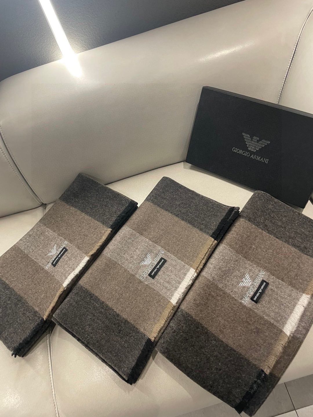 NO:188619,Buy and cherish the men's Arman shawl~~The men's style is really rare, and only a few are offered a year, and they are all export orders, so it is difficult to encounter. Men's things are small and exquisite, and good-looking men's styles must be collected!  This men's scarf is very masculine. It is a classic and large-scale material. It uses lamb wool supplied by customers. It is delicate and soft, and is very beautiful. The upper body effect is invincible, beautiful, elegant and simple, super beautiful male god color, any boy will like it. The small logo is very exquisitely decorated, with texture but not ostentatious~ The tail is a little bit more benefit everyone~ The specifications are 45*190cm, with formal wear or casual wear, it is very suitable for folding or circle, it is completely possible, gentlemanly and stylish, with a warm and elegant high-version scarf, high-version scarf, armani, armani, shawls19860909男款阿玛尼（Arman）小披肩且买且珍惜~~男款真的很少,一年也就出几款,都是出口订单所以比较难遇.男人的东西讲究少而精,好看的男款一定要收！这款男士围巾,款式很有男性魅力,是经典大方面料采用的是客供的羔羊毛,细腻柔软度都非常的好,非常漂亮.上身效果无敌好看大气简约,超级好看的男神配色,任何男生都会喜欢的款吧,小小Logo非常精致的点缀,有质感不张扬~尾单余一丢丢福利大家~规格45*190cm搭配正装或者搭配休闲装都很合适~对折挂围或者绕圈围都完全可以,绅士有型~有温度的风度高版本围巾,高版本围巾,armani,armani,shawls,scarf