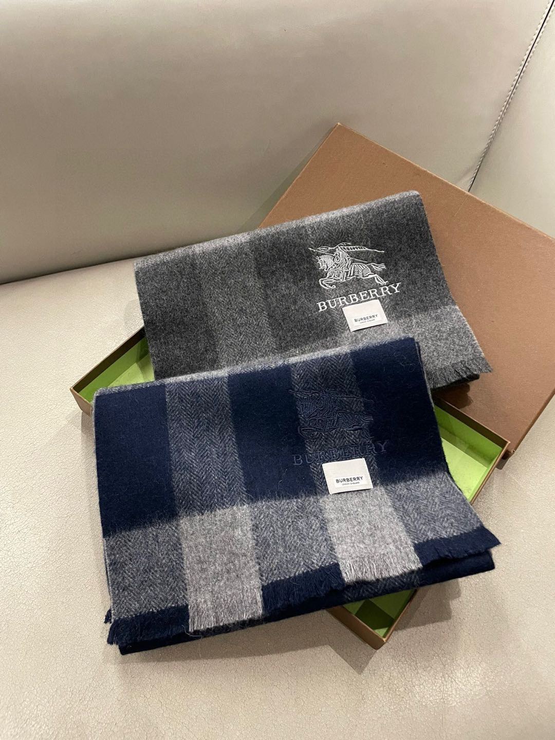 NO:188622,Burberry Bur's new cashmere men's plaid looks so beautiful that it's going crazy. It's so stylish and charming!  !  !  Very gentle and fashionable autumn and winter items!  I really like it, very Classical men's design. There are few things for men and exquisite things!  !  Cashmere, the feel is really amazing!  !  Both positive and negative use, the upper body effect is really good no matter how you surround it!  !  This style is really bought with your eyes closed, and it is easy to control at any age!  High-version scarf, high-version scarf, burberry, burberry, christian louboutin19860909巴宝莉Bur新款羊绒男士格子好看的要疯掉了,太有型太有魅力了！！！非常斯文时尚的秋冬单品！真的很喜欢,非常Classical的男款设计.男人的东西少而精！！羊绒,手感真的绝了！！正反两用,上身效果真的随便怎么围都好看！！这种款式真的闭着眼买,任何年龄层都轻松驾驭！高版本围巾,高版本围巾,burberry,burberry,christian louboutin,scarf