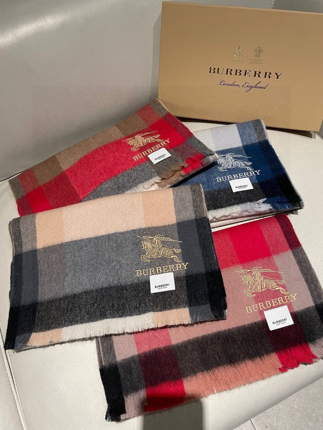 NO:188612,New cow goods Burberry new product for men and women's same small shawl cashmere classic plaid scarf, classic logo embroidery, top design style of fashion brands, you will understand that the quality is really super super soft, warm, skin-friendly, so beautiful and amazing. This model is currently only a few foreign counters in stock. It is really rare to buy cashmere material for customers, 35x180cm. High-version scarf, high-version scarf, burberry, shawls19860909新款牛货巴宝莉新品男士、女士同款小披肩羊绒经典格纹围巾高尖端产物,经典logo刺绣,时尚大牌的顶尖设计款拿到手你就会明白质量真的超级赞超级柔软保暖亲肤太美太惊艳了此款目前只有国外几个专柜有货真的是臻品罕见客供羊绒材质,35x180cm.高版本围巾,高版本围巾,burberry,shawls,scarf