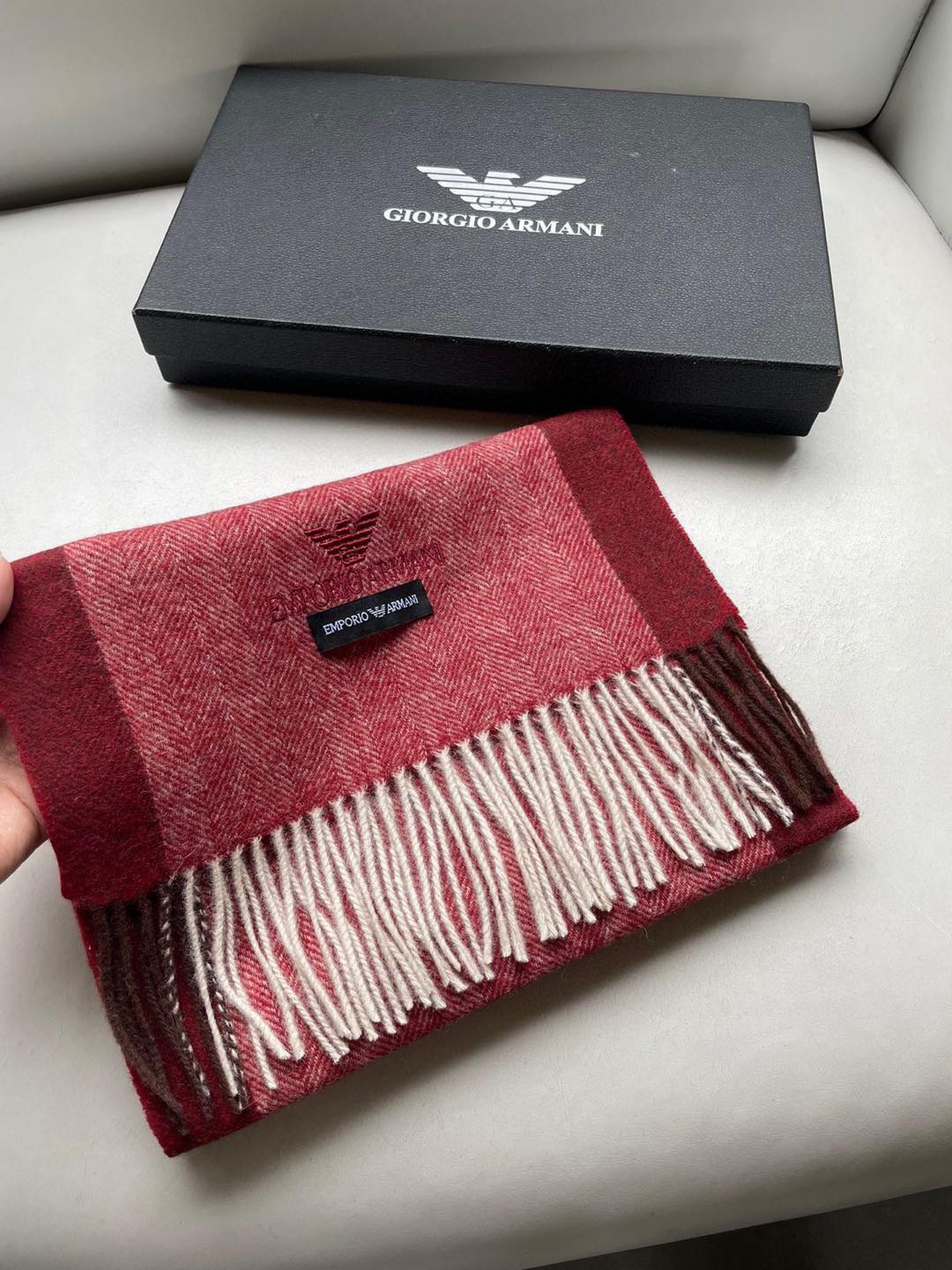 NO:188615,.Amani color-blocking cashmere scarf on overseas counters ~ shockingly, domestic counters have not been put on the shelves. They are very good from style to fabrics. Classic cashmere splicing patterns, rare cashmere scarfs for men and women. If you like it, start quickly (⊙o⊙) Specifications 30*180cm high-version scarf, high-version scarf, armani19860909.阿玛尼海外专柜拼色羊绒围巾～惊爆上架国内专柜都没上架,从款式到面料都很赞,经典的羊绒拼接图案,难得少见的羊绒男女士围巾,喜欢就速度下手(⊙o⊙)哦规格30*180cm高版本围巾,高版本围巾,armani,scarf