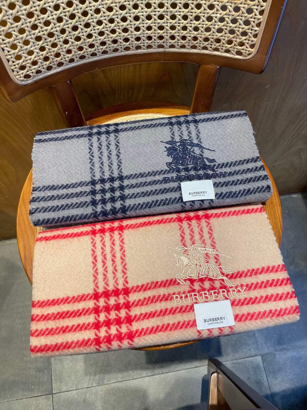 NO:188623,gu Burberry plaid latest style, top lamb wool material is very warm, soft and skin-friendly, without tying the neck, classic Burberry plaid design, universal couple model size 32*192cm neutral style, men and women choose their own color they like, everyone should have a high-version scarf, high-version scarf, burberry19860909gu 巴宝莉格子最新款 顶极羔羊毛材质非常保暖 柔软亲肤,不扎脖经典巴宝莉格纹设计男女通用情侣款尺寸32*192cm中性款男女各自选择自己中意的颜色人人都应该拥有一条高版本围巾,高版本围巾,burberry,scarf