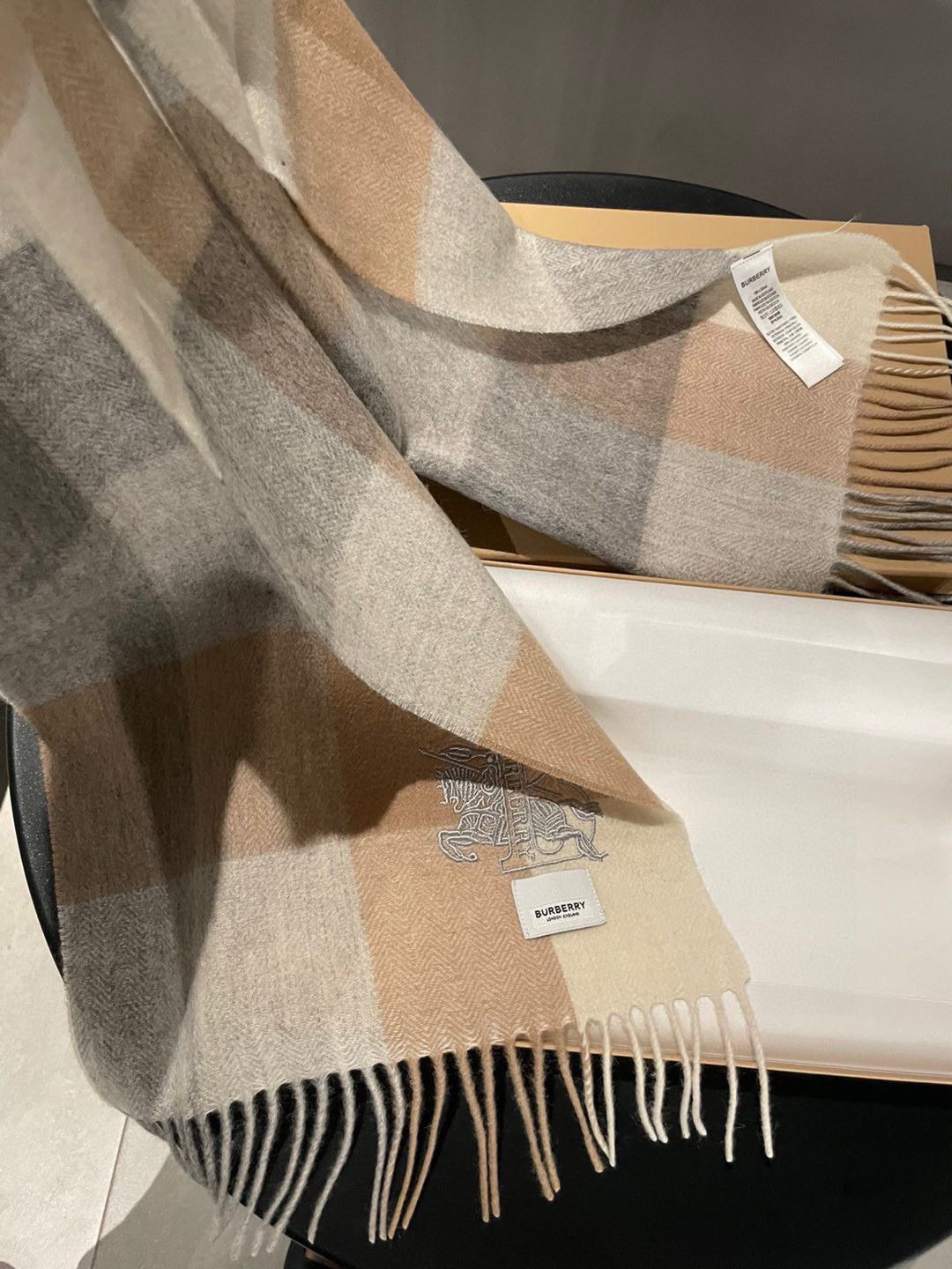 🅿️145 巴宝莉Bur羊绒格子好看的要疯掉了，太有型太有魅力了！！！非常斯文时尚的秋冬单品！真的很喜欢，非常Classical的男款设计。男人的东西少而精！！100%羊绒，手感真的绝了！！正反两用，上身效果真的随便怎么围都好看！！这种款式真的闭着眼买，任何年龄层都轻松驾驭！